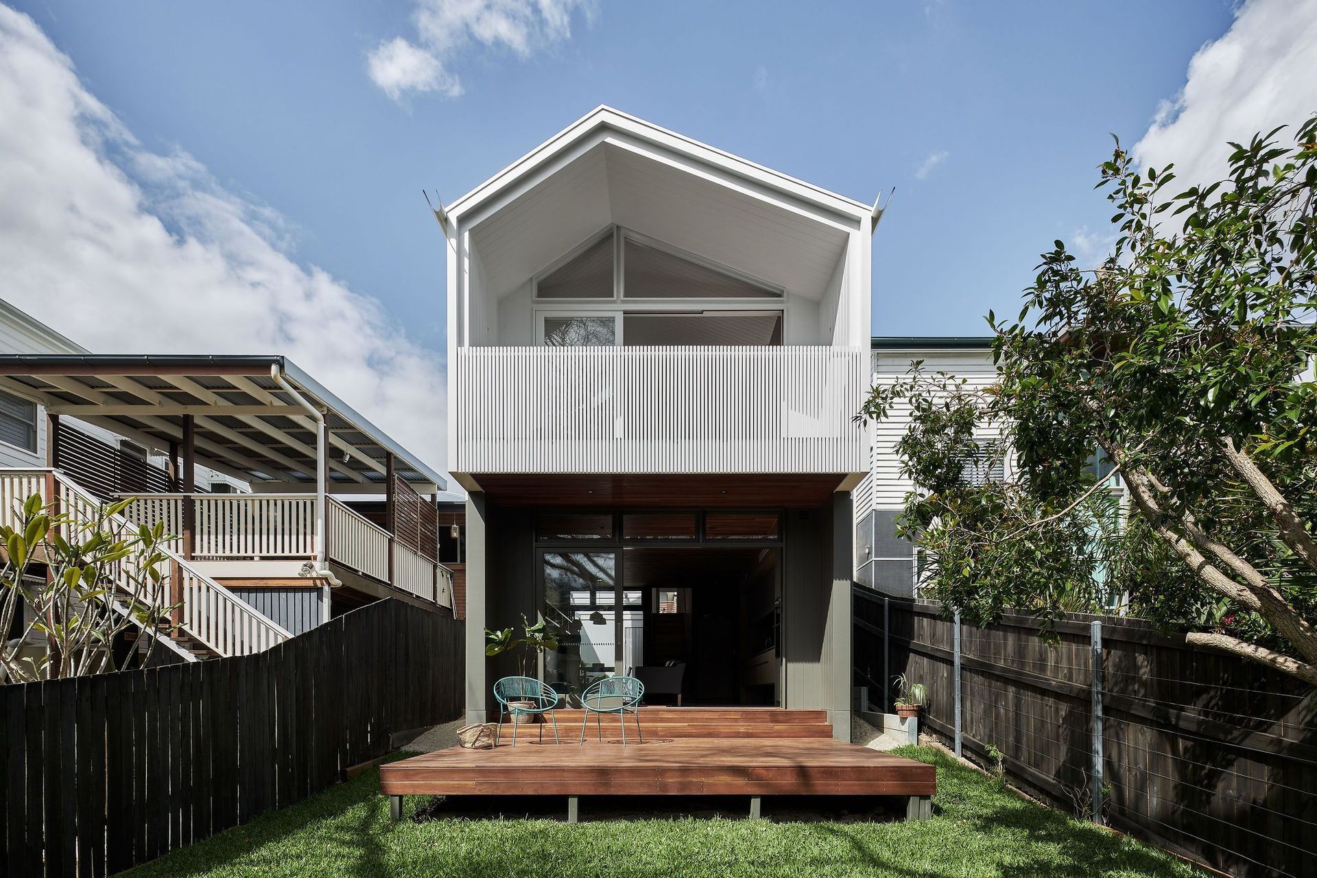 Photography: Andy Macpherson / Alanna Jayne McTiernan | Through this new addition that doubles the volume of the existing cottage, the ground floor now has a direct connection to the backyard