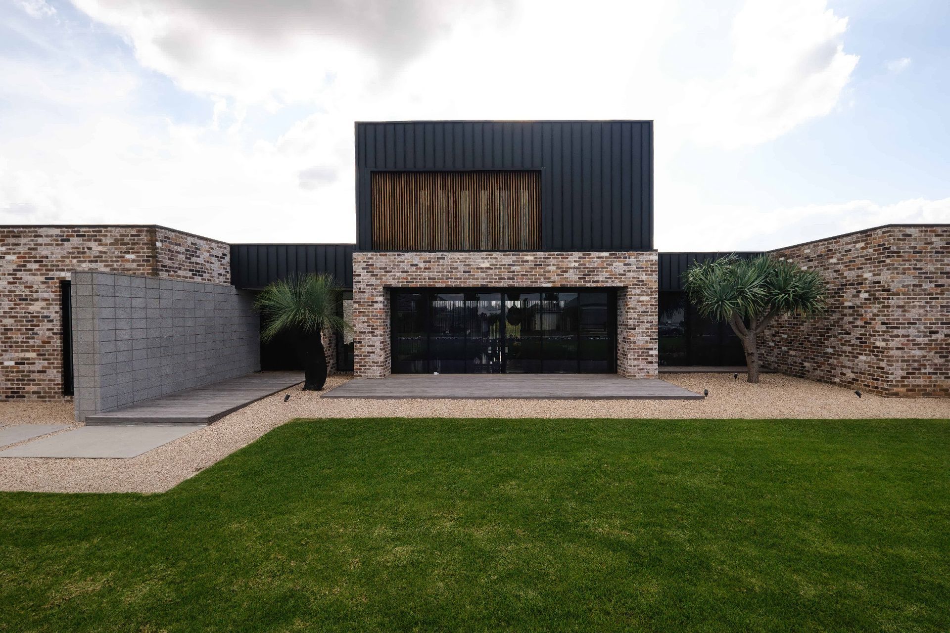 archipro-Front-View-Of-Beautiful-Pitt-Town-House-With-No1APS-Nailstrip-Cladding.jpg