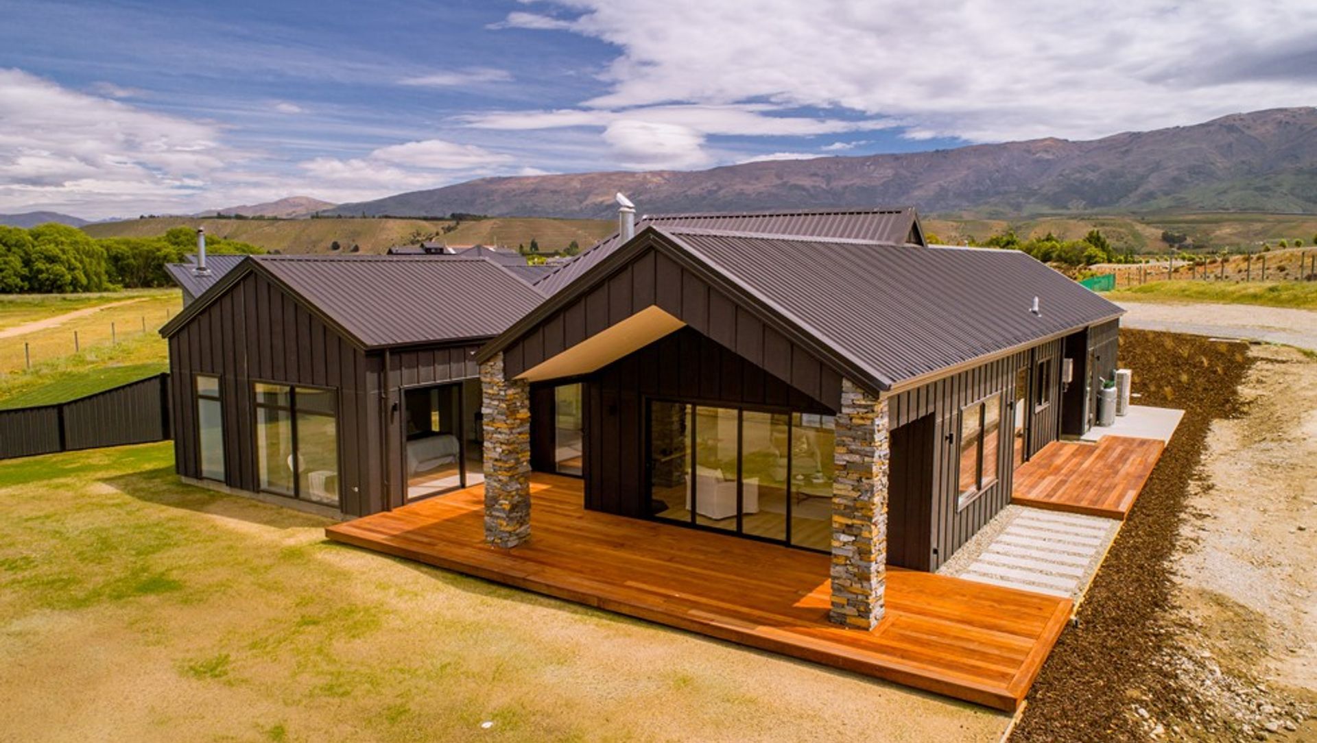 BUILD 7, Cromwell banner