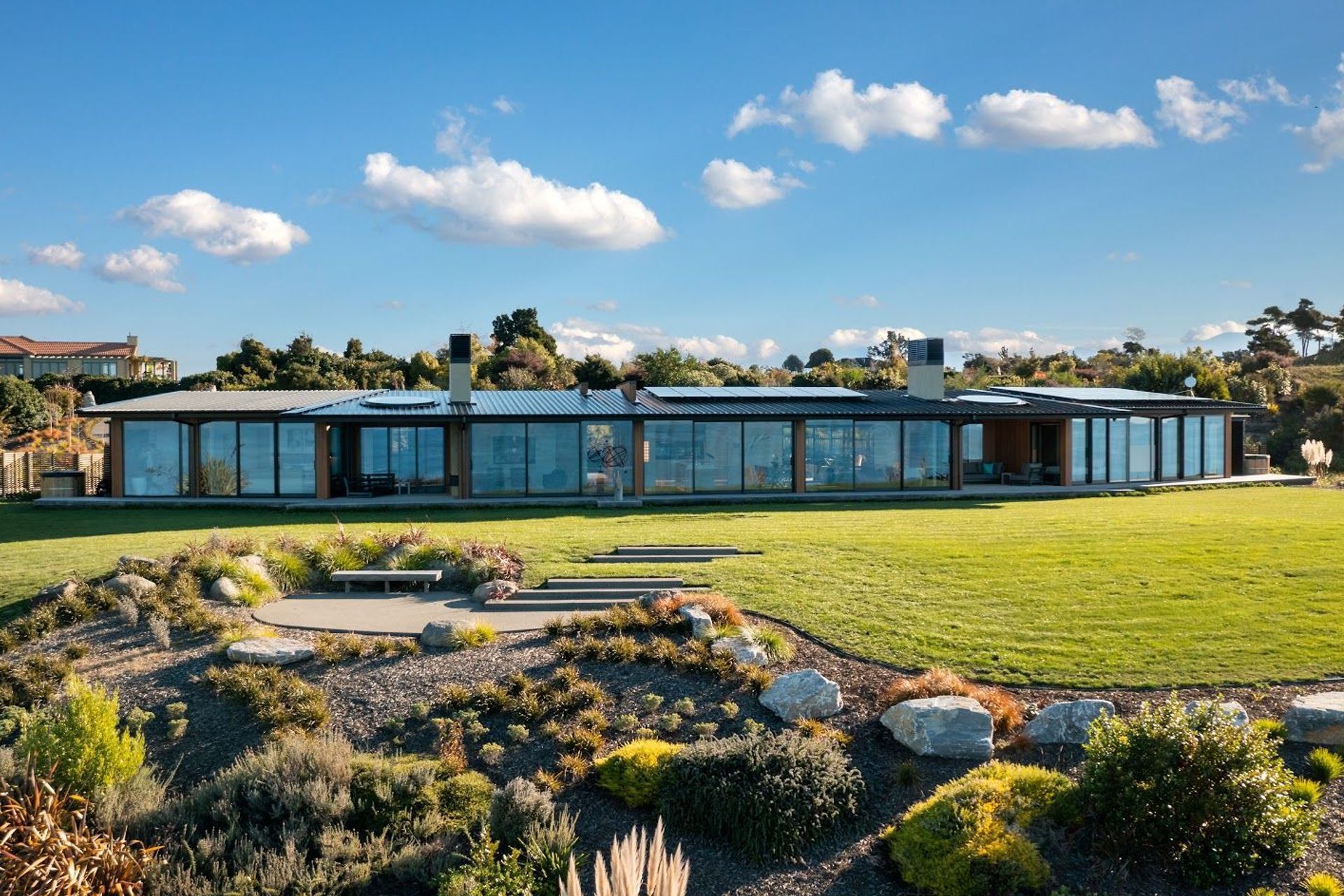 The long, narrow, monopitch holiday home snakes along the cliff, only 20 metres from the edge.