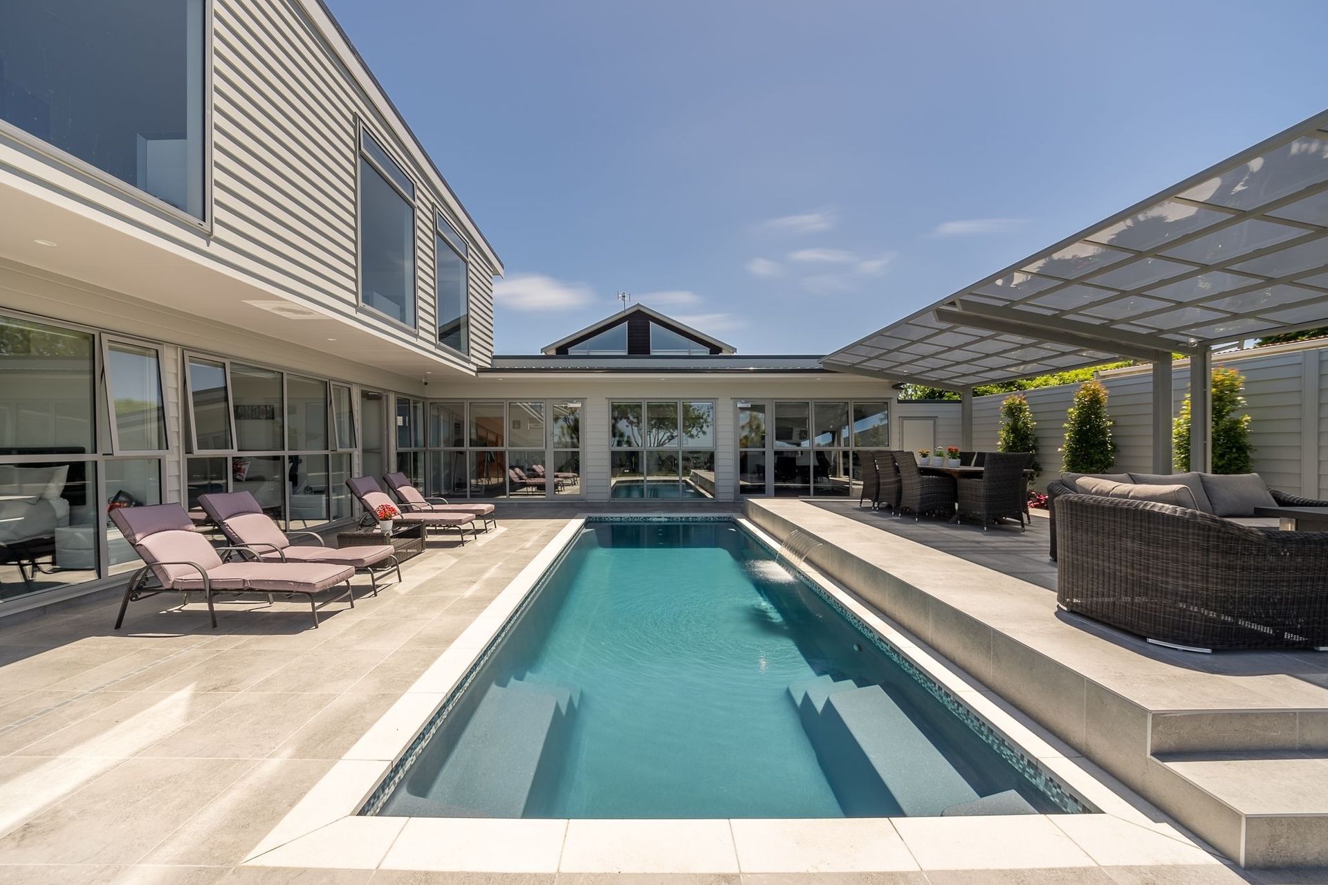 Riverside Avenue, Point England