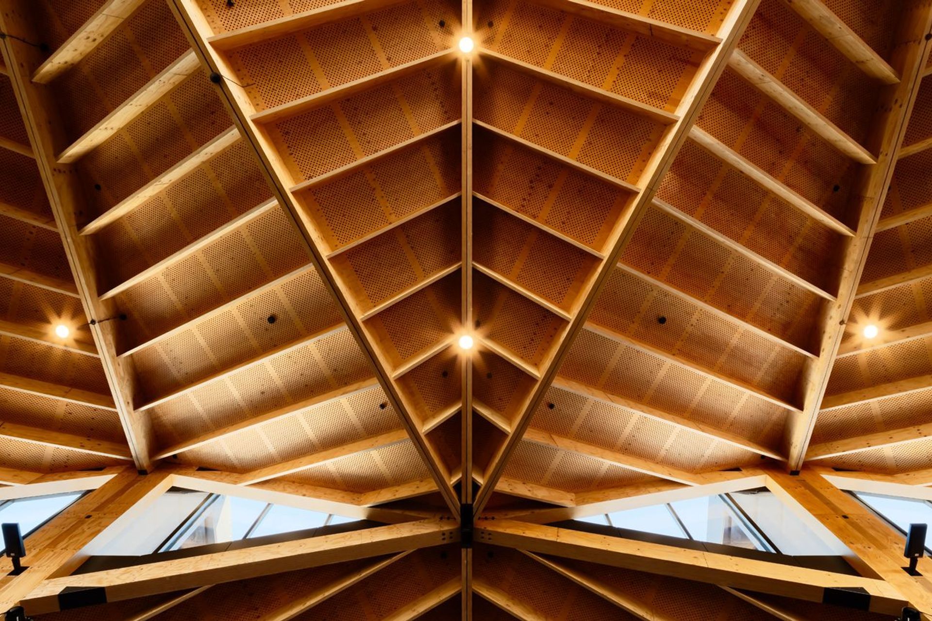 Along with the use of natural materials, a natural ventilation system was installed allowing the windows on the landside of the terminal to be automated thus allowing hot air to be expelled and the internal temperature to be regulated.