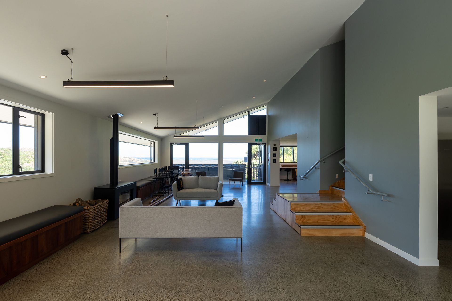 ©️ Jono Parker   The clubroom space leads out onto a deck where the surf can be observed.