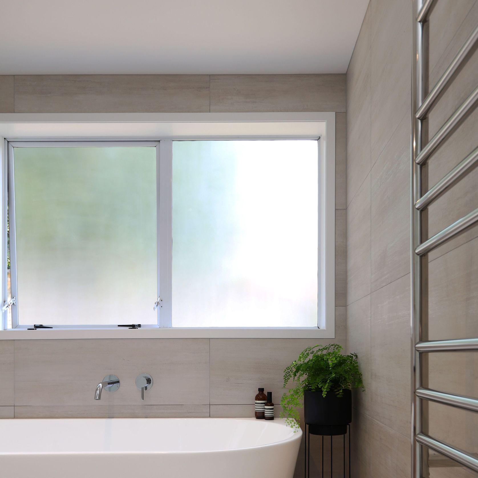 Code 12-Volt Round Heated Towel Ladders gallery detail image