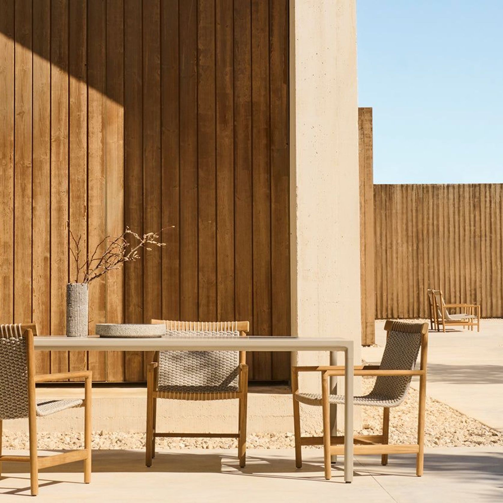 Amanu | Table gallery detail image