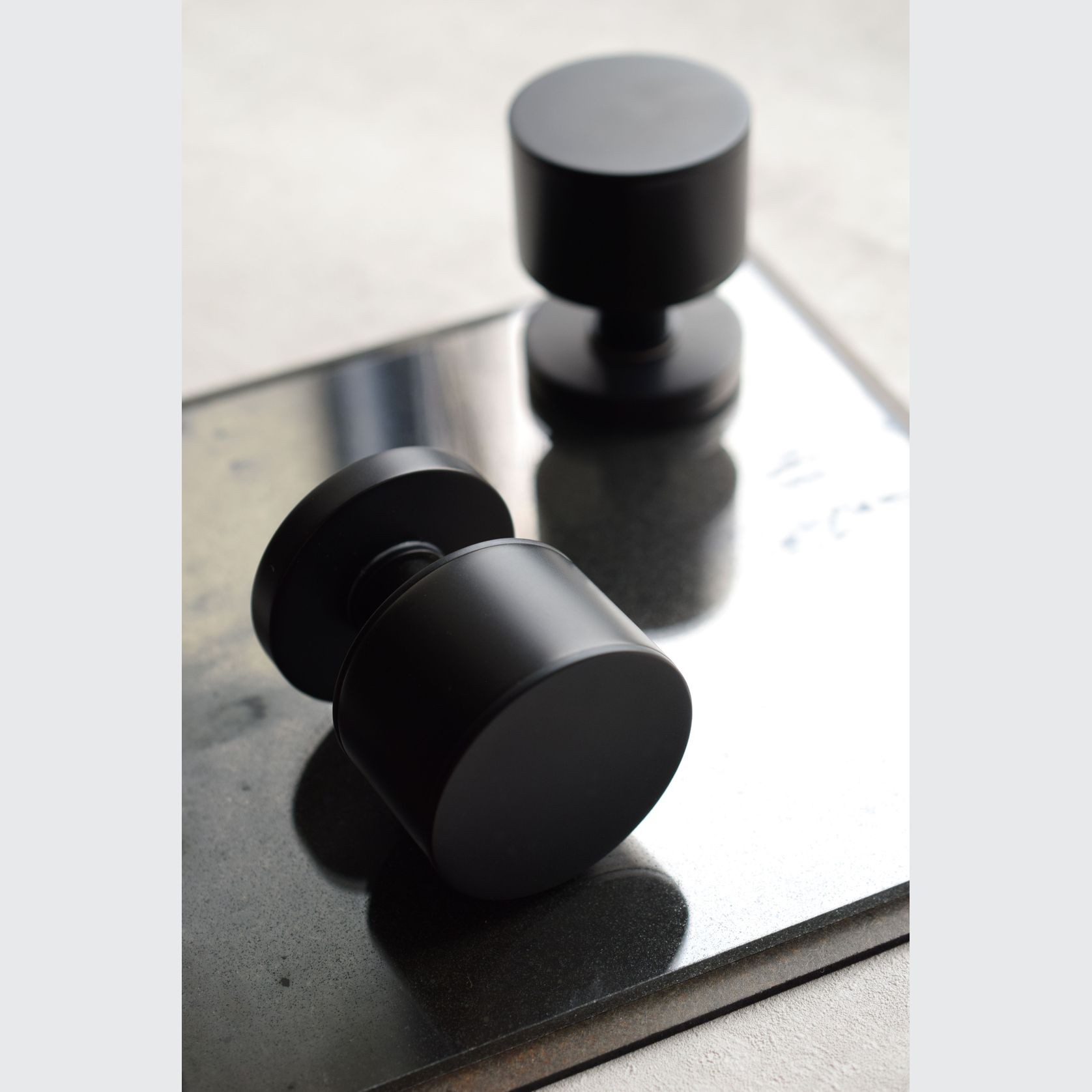 TS S2900 STACKED BARREL SOLID DOOR KNOB gallery detail image