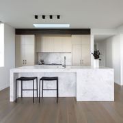 HW6208 Manly gallery detail image