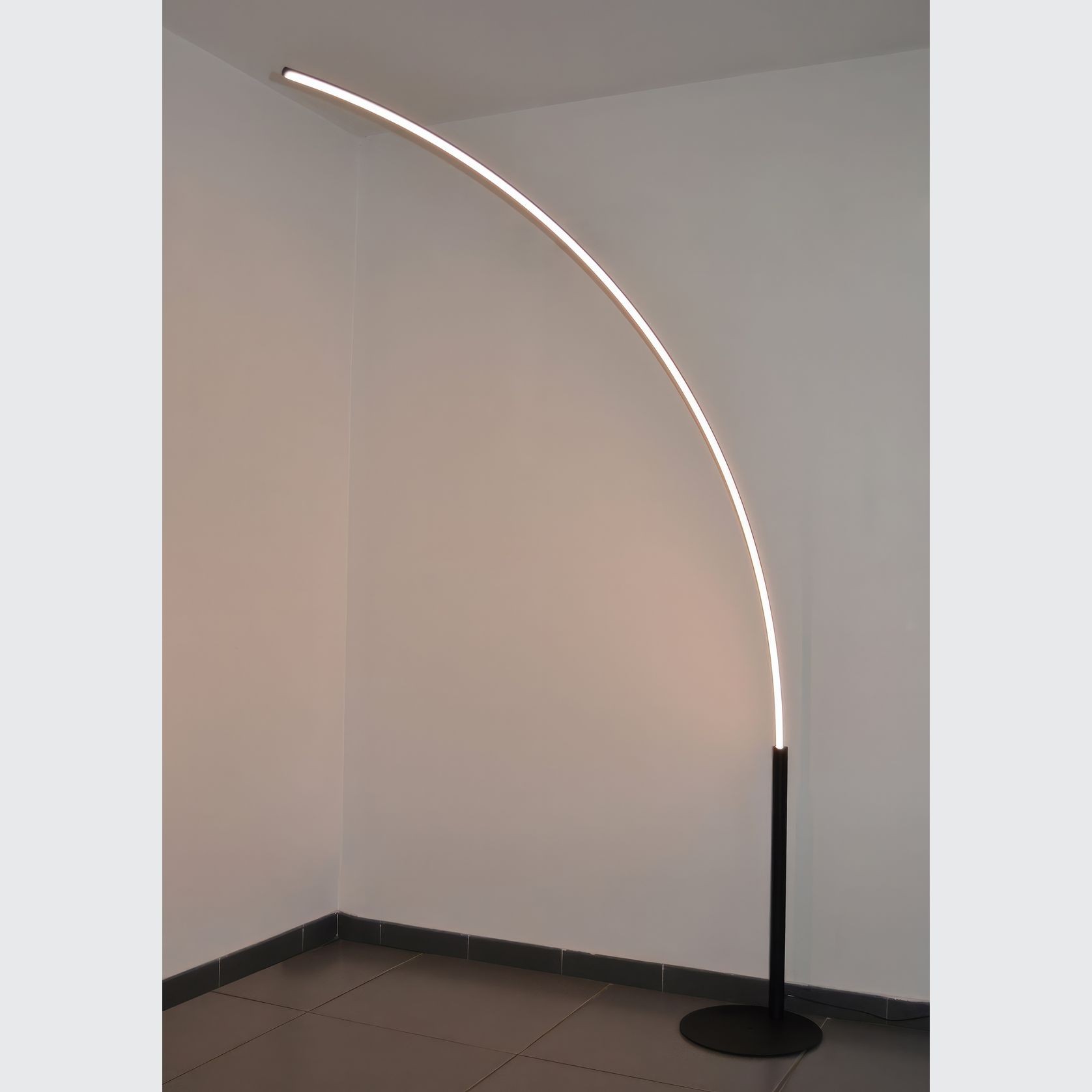 Egoluce Comma 3535 Architectural LED Floor Lamp gallery detail image