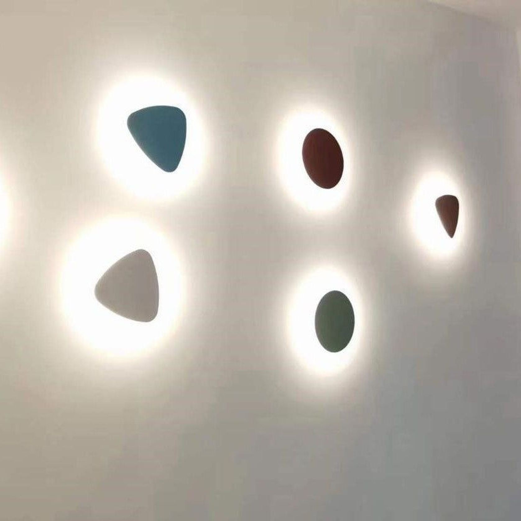 Plak Triangular Magnetic Wall Light gallery detail image