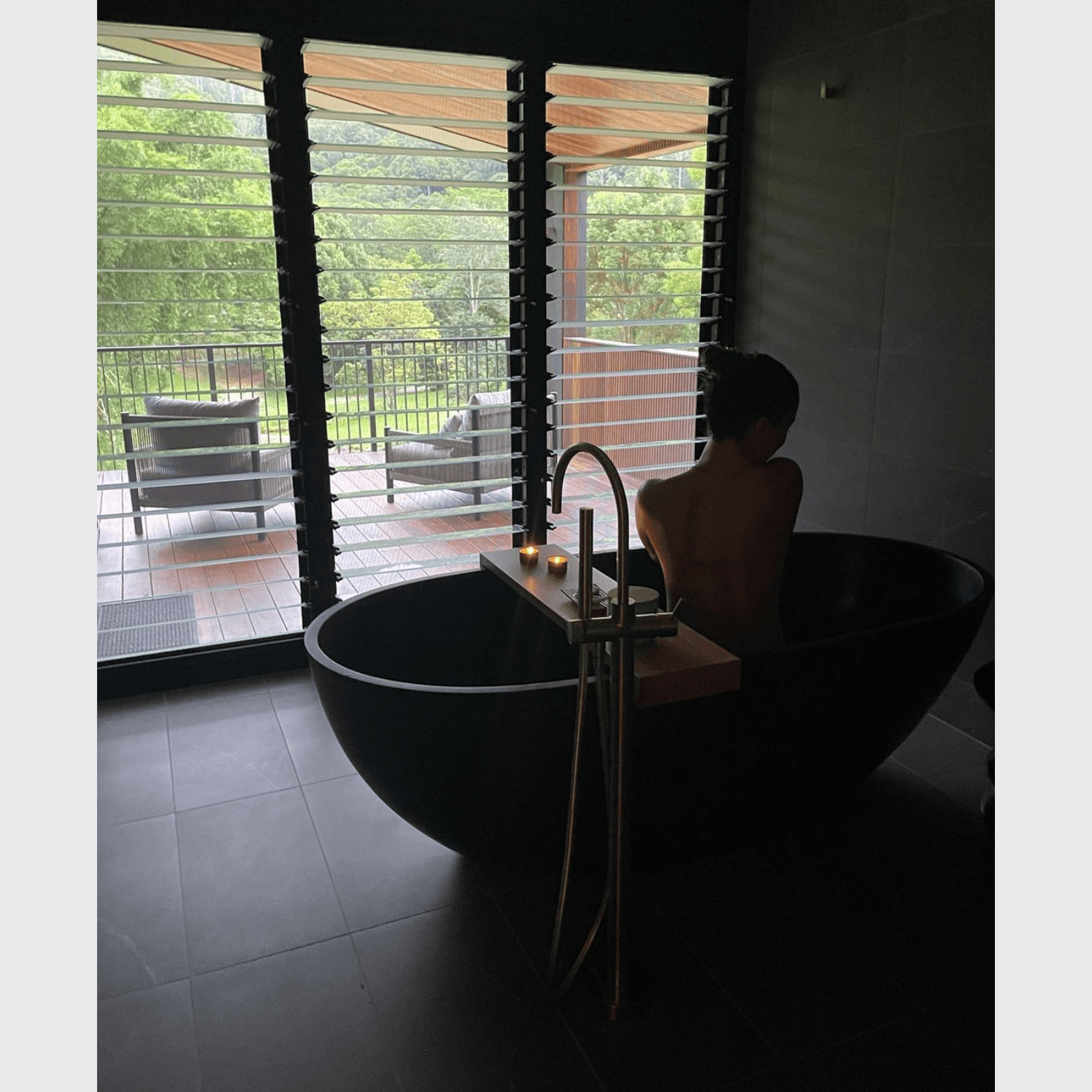 B003 Large Black Hugi Bath 1780MM gallery detail image