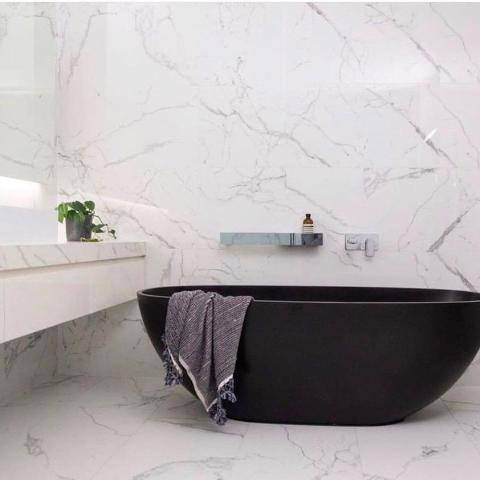 B008 Classic Oval Shaped Hugi Matte Black Bath 1640MM gallery detail image