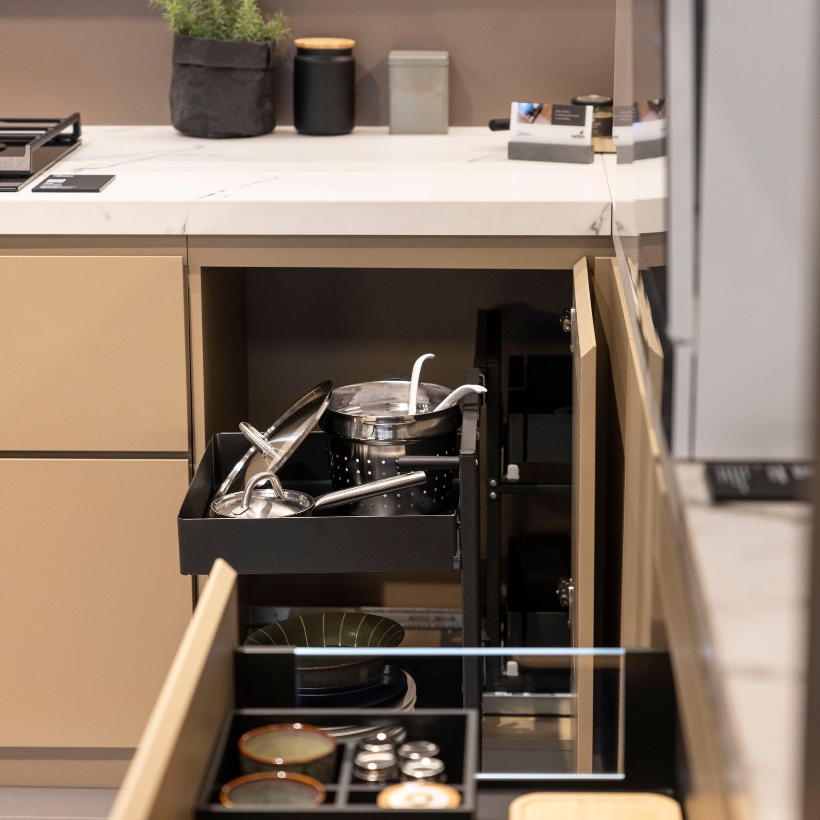 Orta | Corner cabinet pull-out gallery detail image