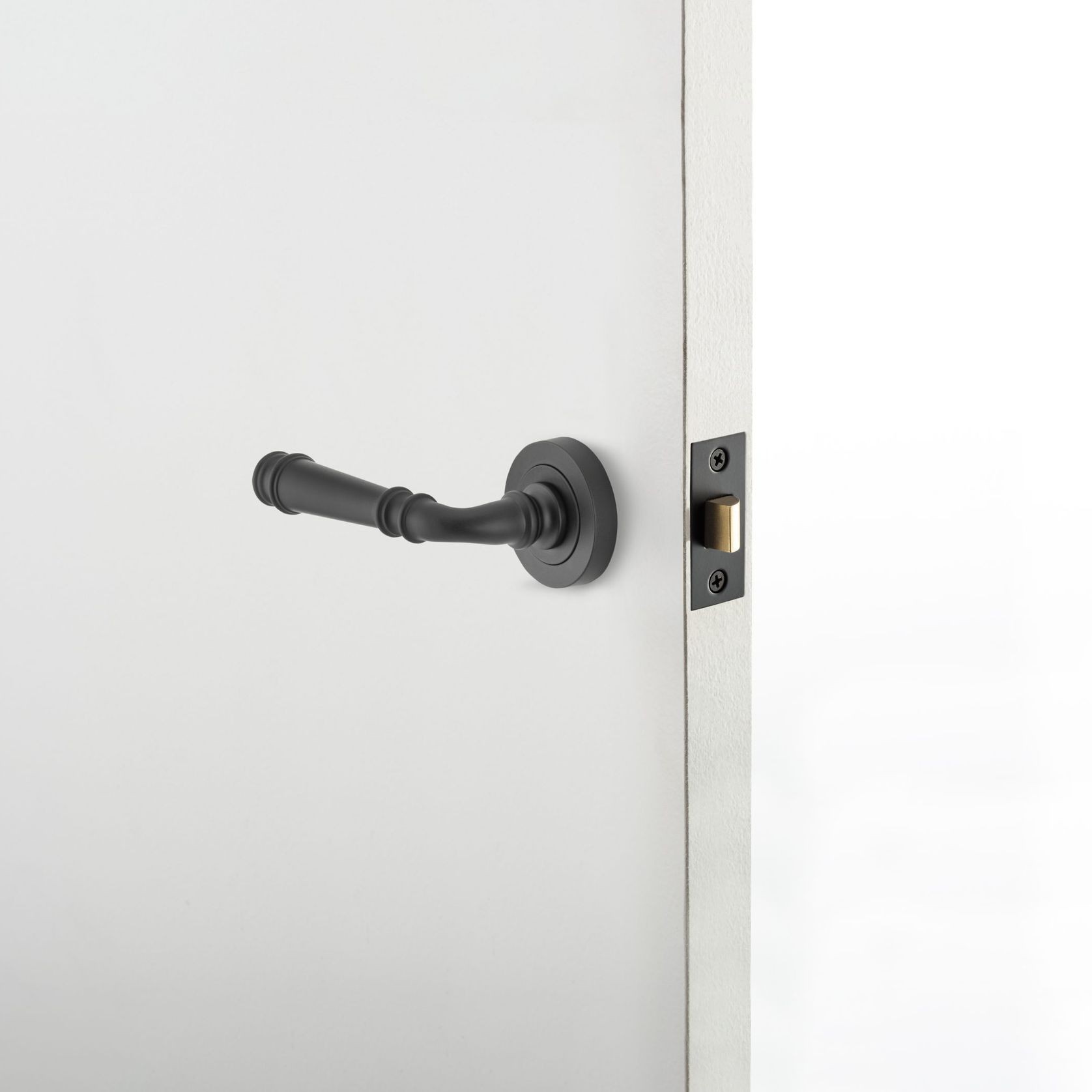 Iver Verona Door Lever Handle on Round Rose gallery detail image