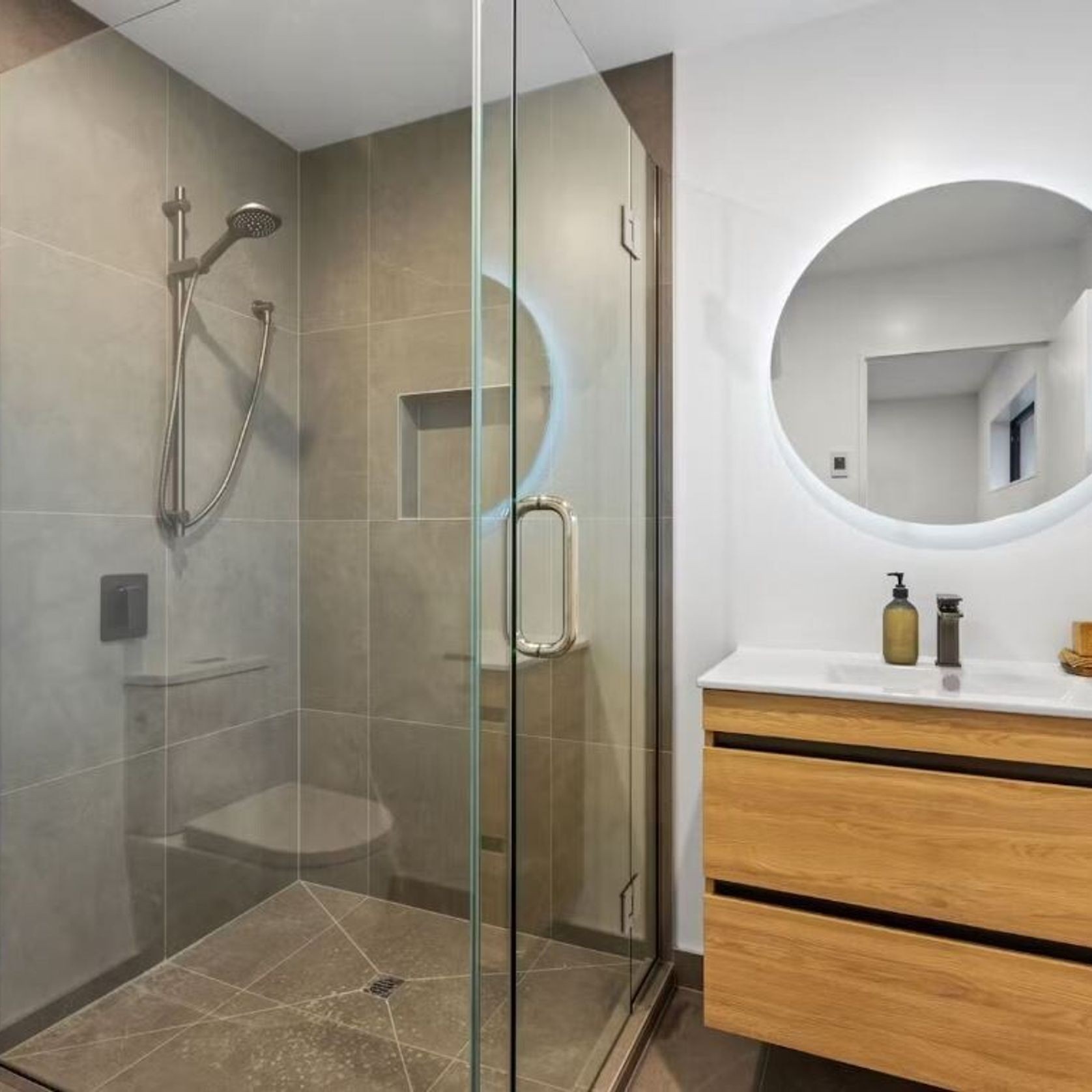 LED Back Light Polished Edge Round Mirror gallery detail image