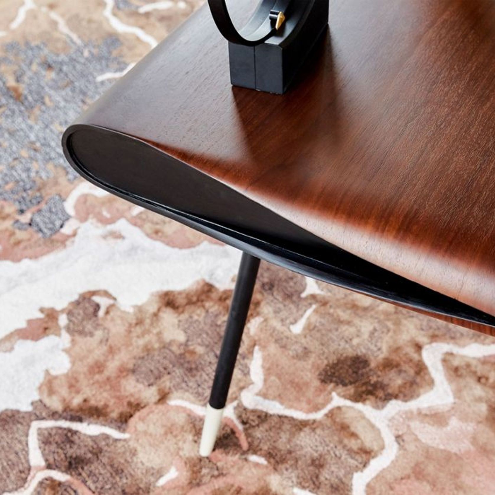 Calligraphie Desk - Walnut gallery detail image