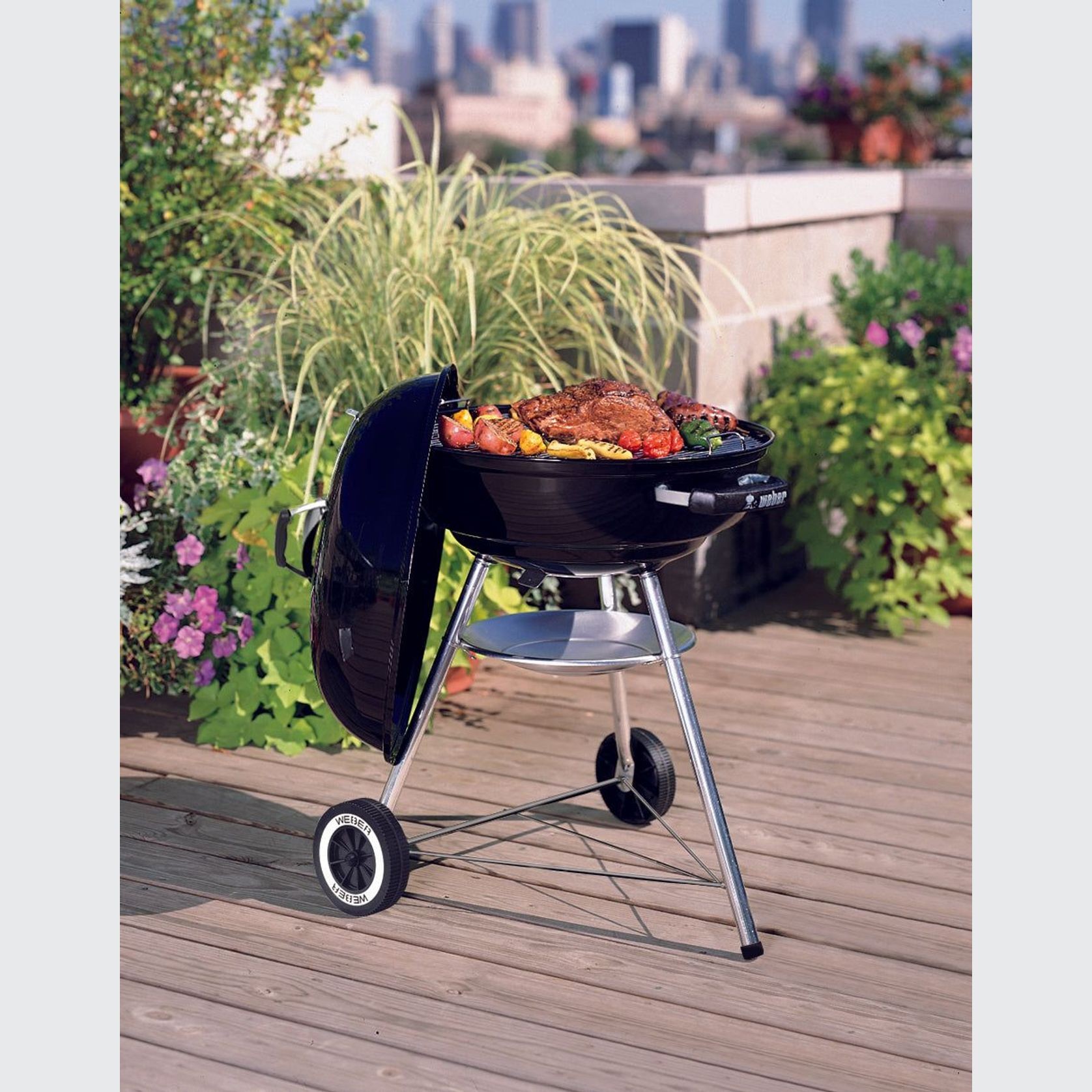 Weber Compact Kettle gallery detail image