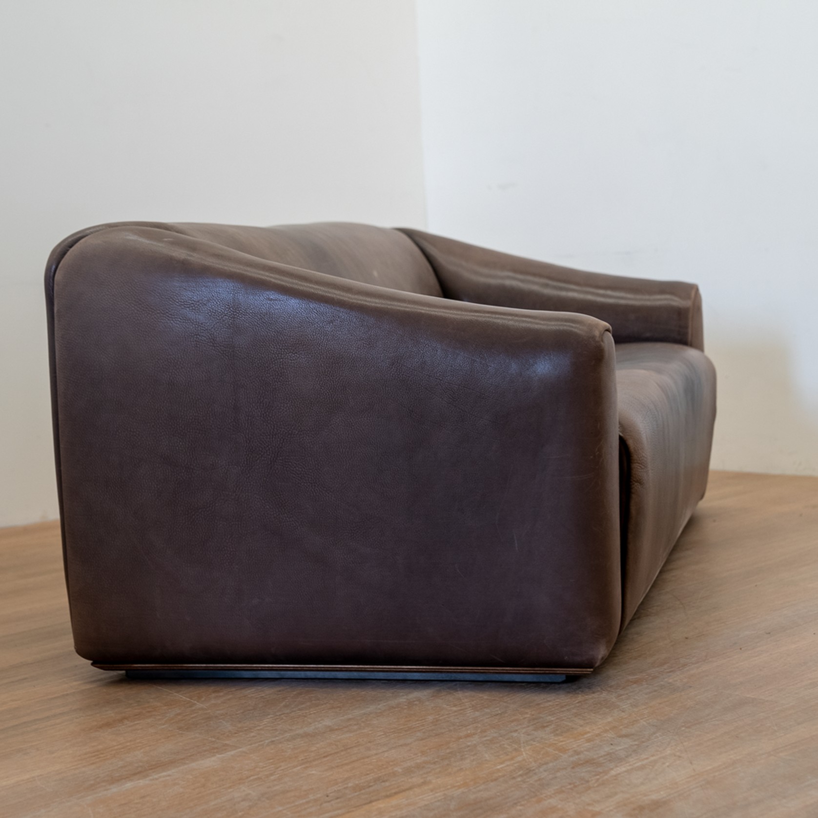 Three Seat Sofa, Leather DeSede DS 47 gallery detail image