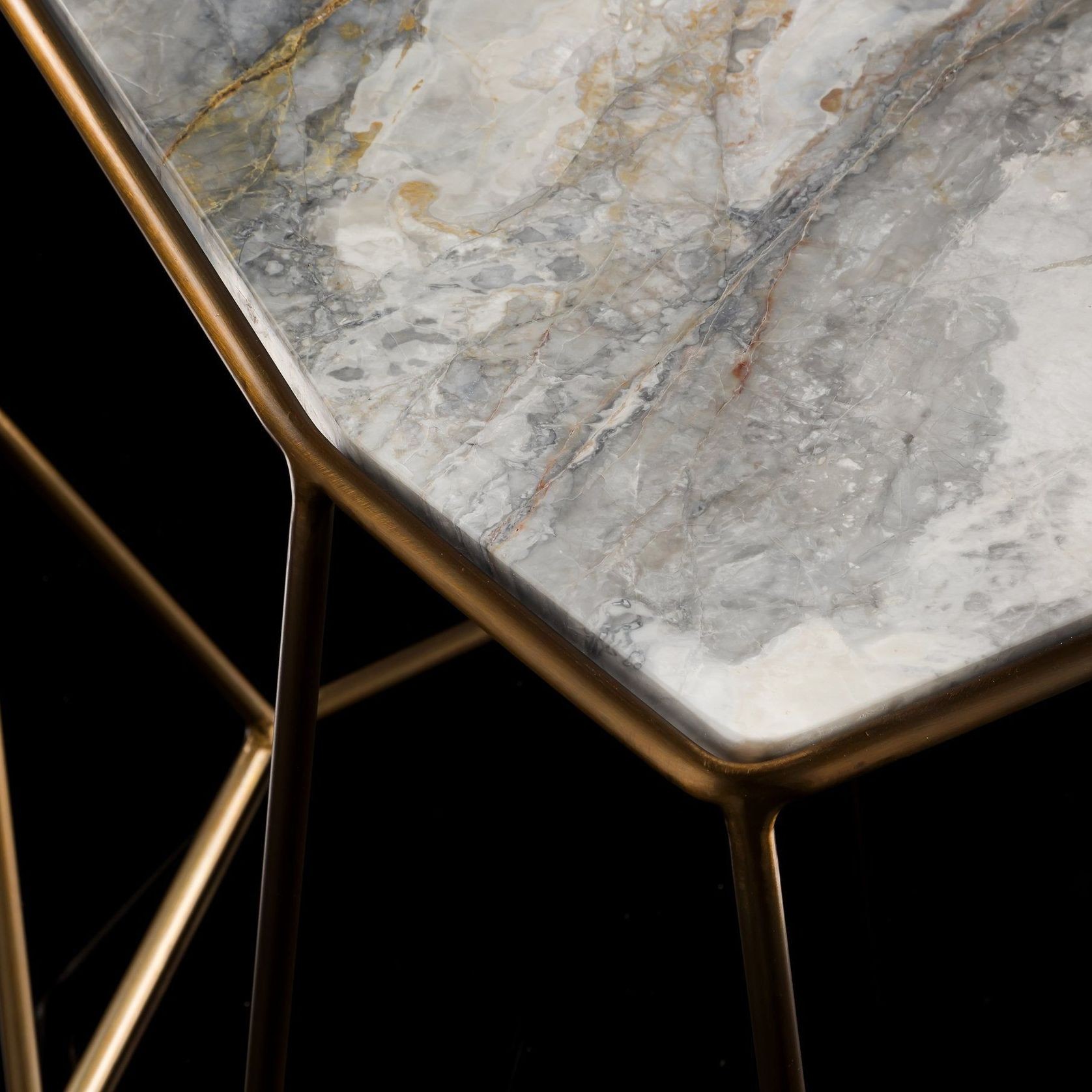 W Table gallery detail image