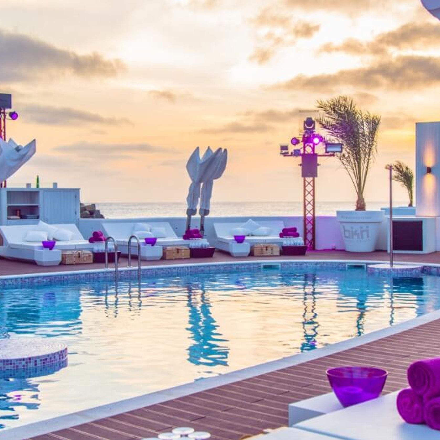 Umbrosa Icarus Cantilever Umbrella gallery detail image