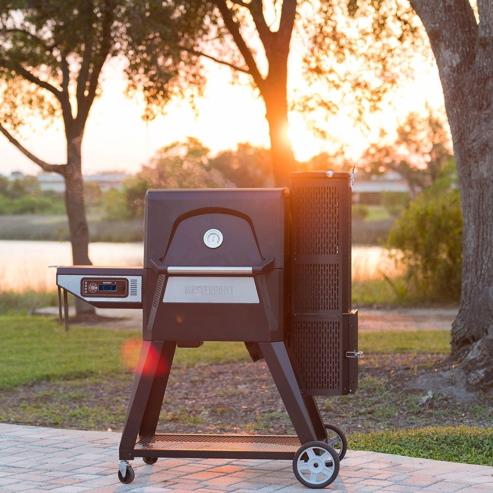 Masterbuilt Gravity Series 560 Charcoal Grill + Smoker gallery detail image