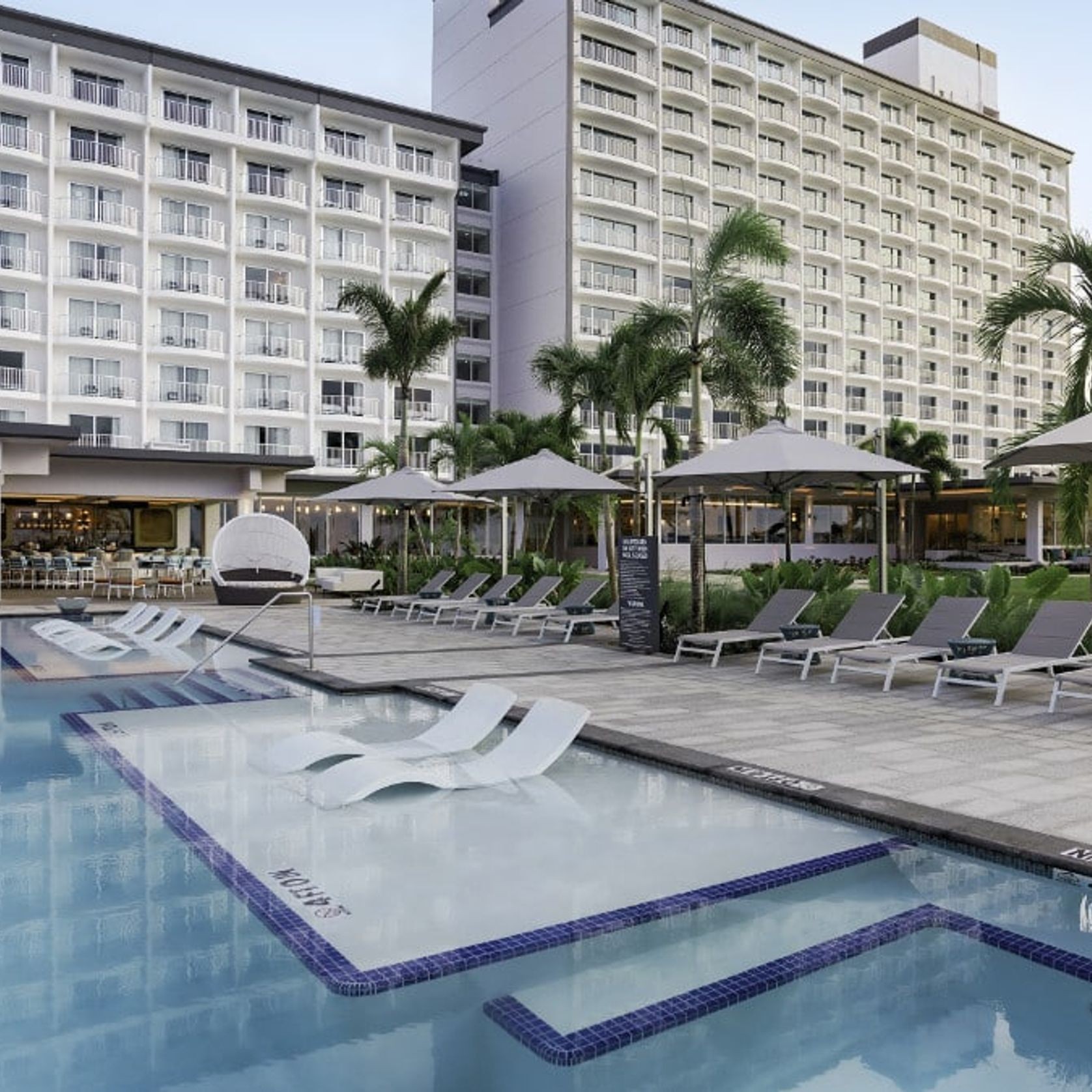Shadowspec Serenity Rotating Cantilever Umbrella gallery detail image