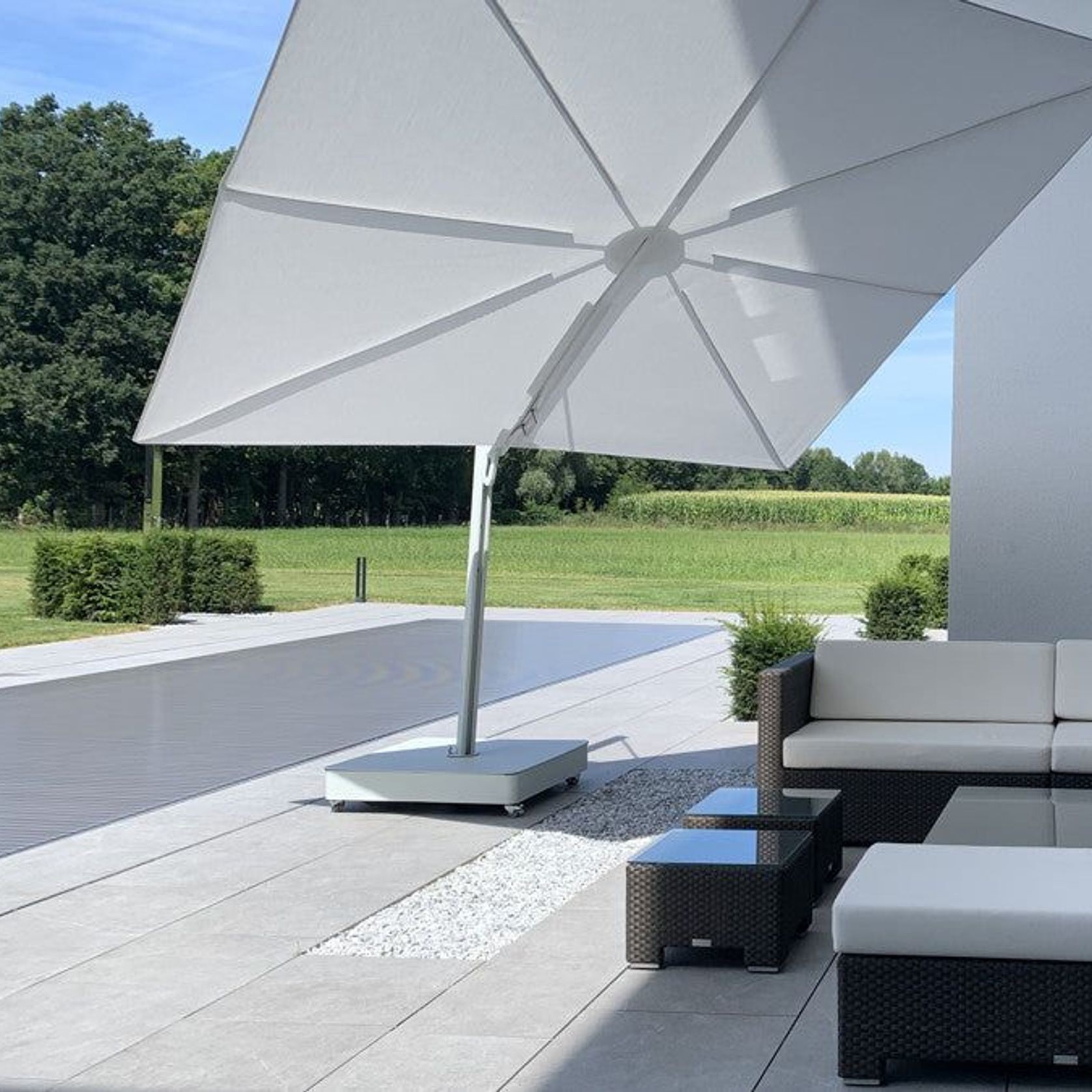 Umbrosa Versa Ux Cantilever Umbrella gallery detail image