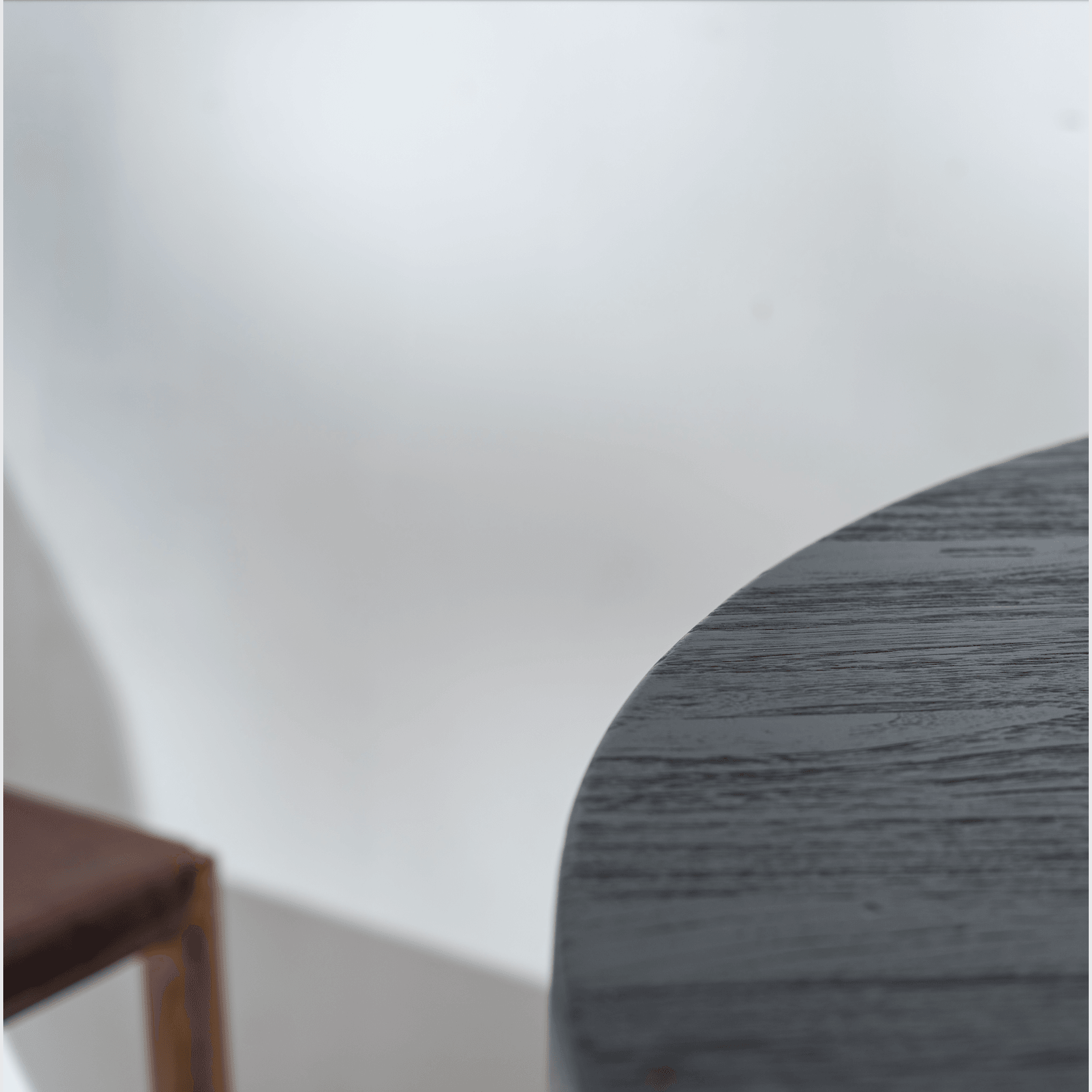 Avus Round Table in Black gallery detail image