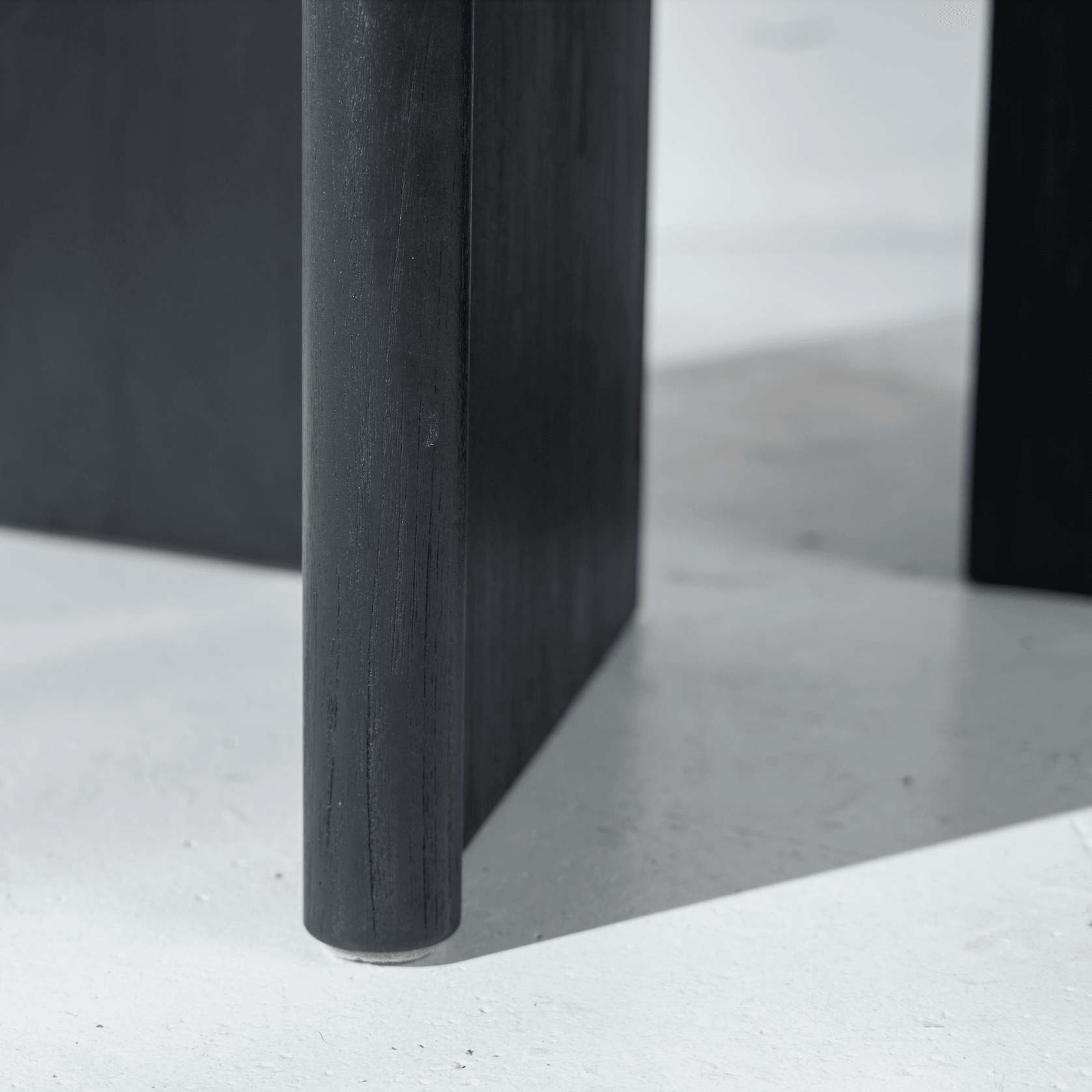 Avus Round Table in Black gallery detail image