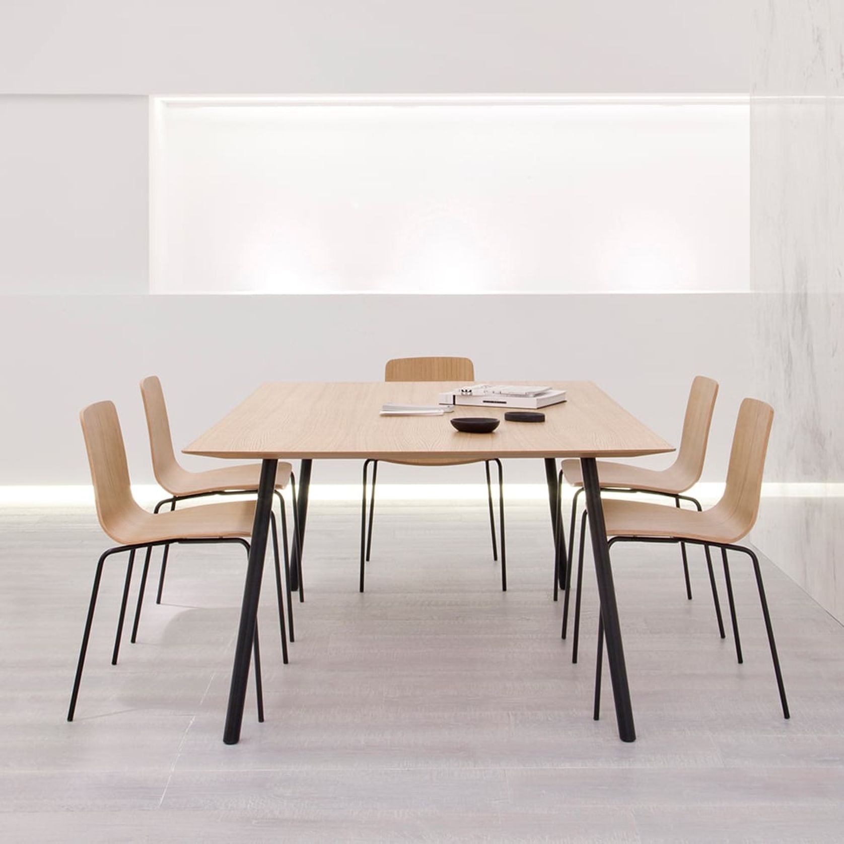 Maarten Table gallery detail image