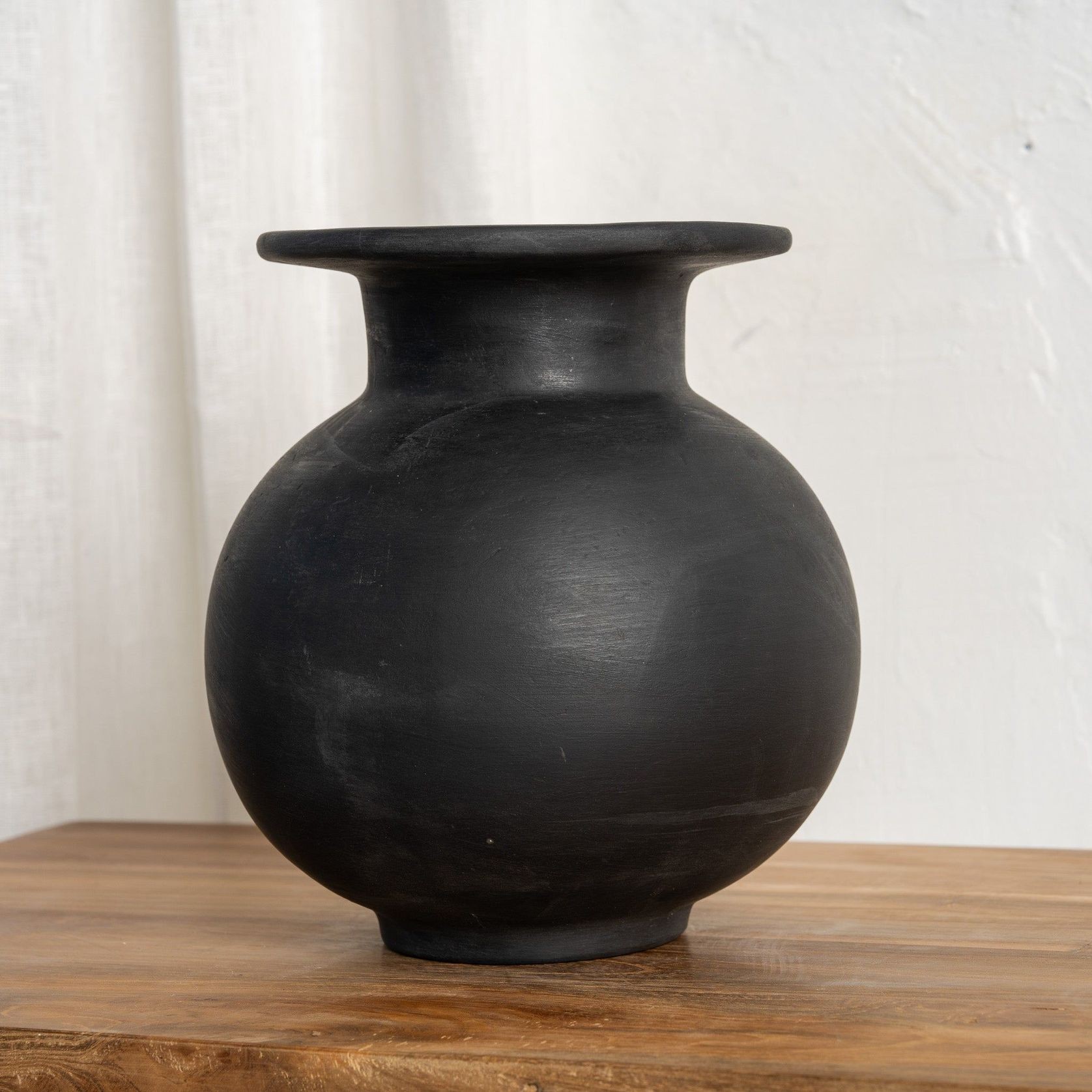 Neysa Curved Vase with Handles gallery detail image
