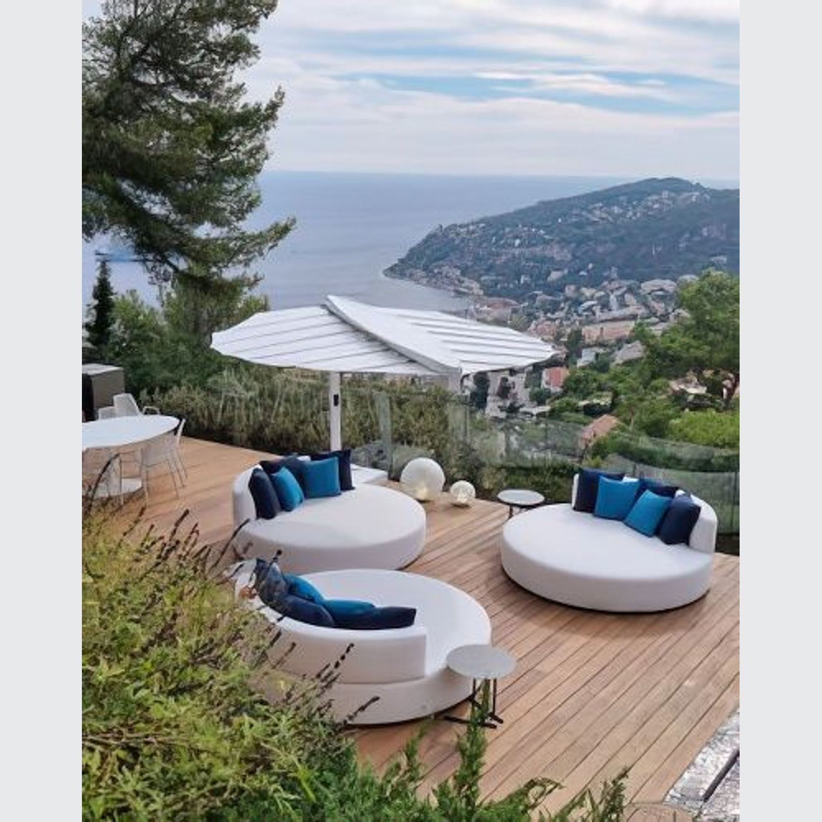 Leaf Outdoor Shade with Heat, Light & Cooling gallery detail image