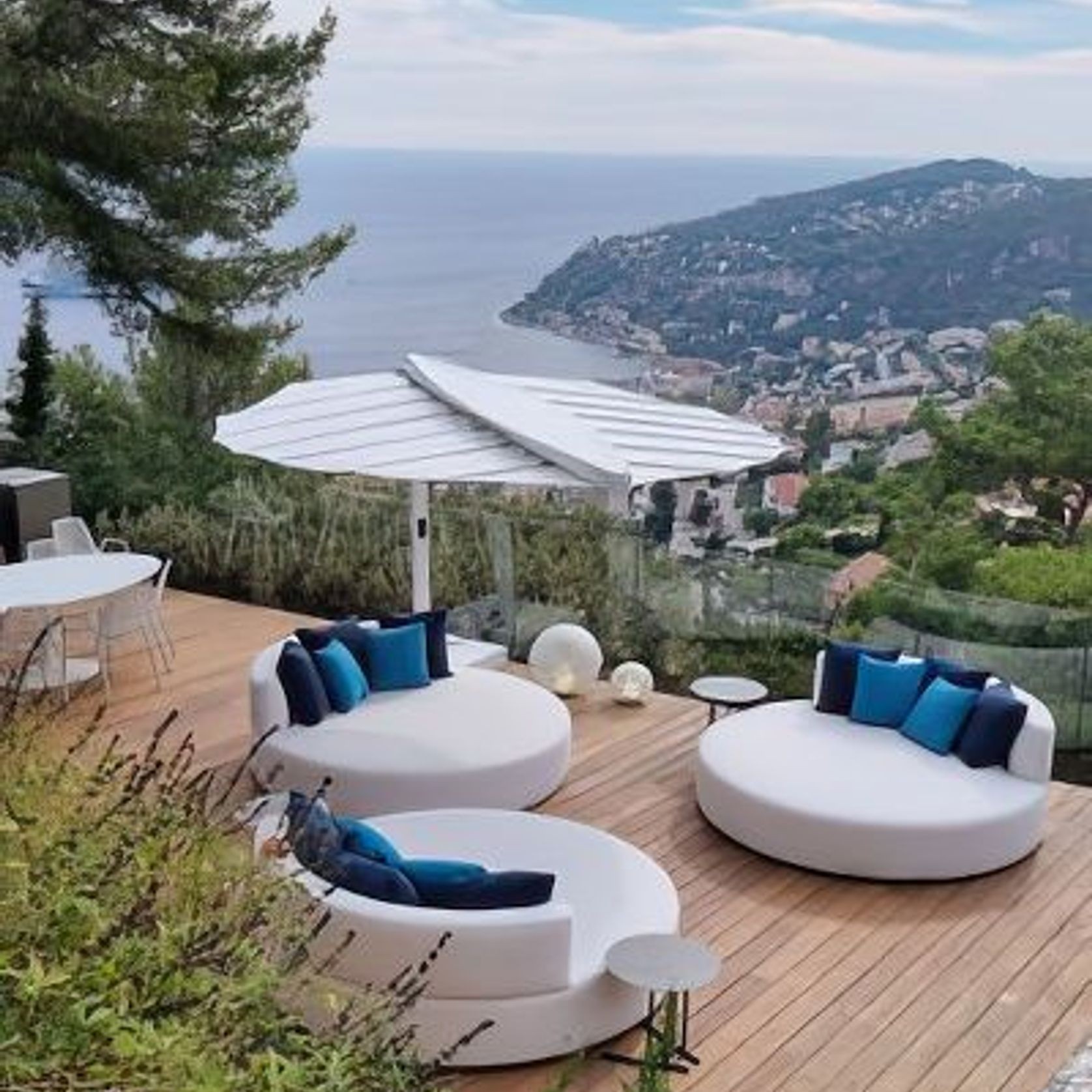 Leaf Outdoor Shade with Heat, Light & Cooling gallery detail image