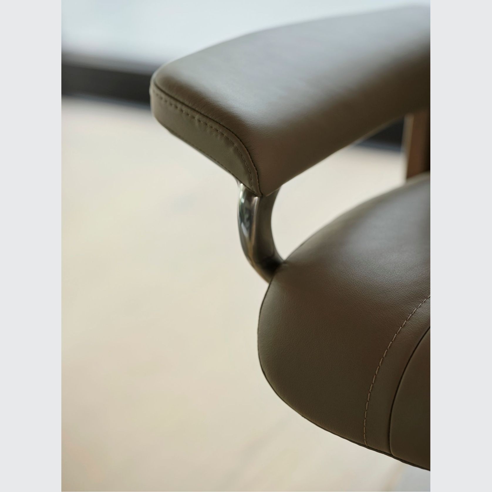 Stressless® Wing (M) Classic Recliner gallery detail image