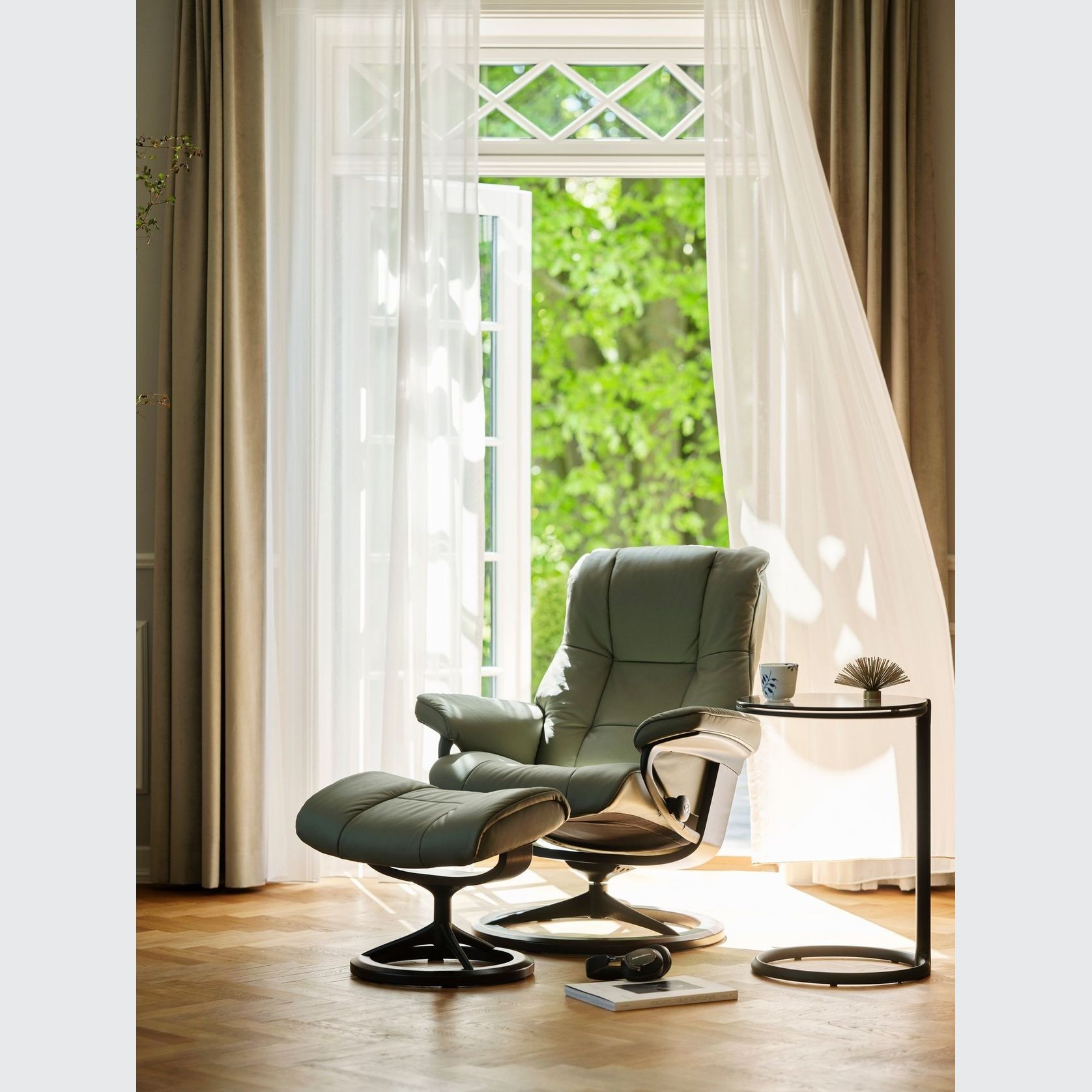 Stressless® Mayfair (M) Signature Recliner gallery detail image