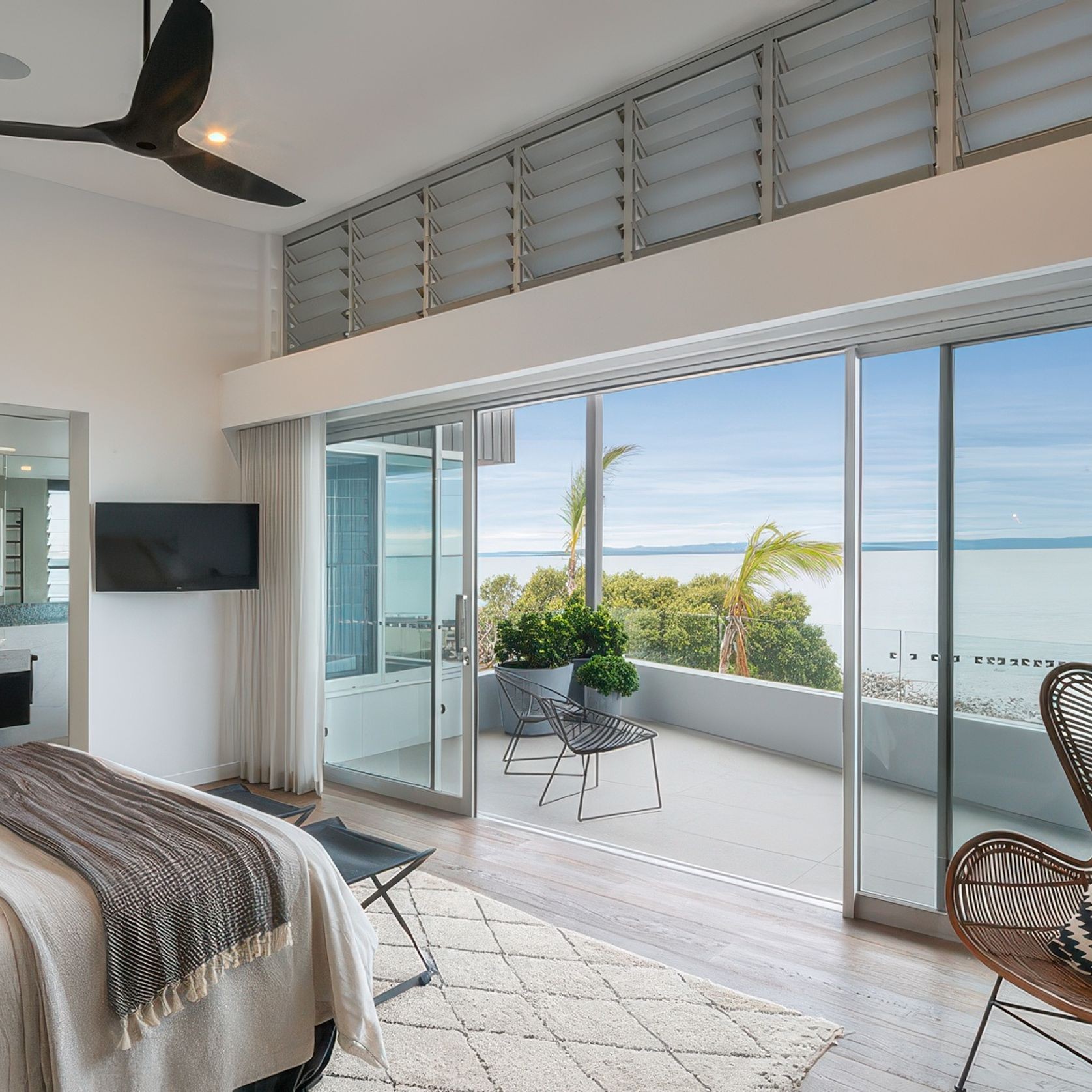 Elevate | Series 704 | Sliding Door gallery detail image