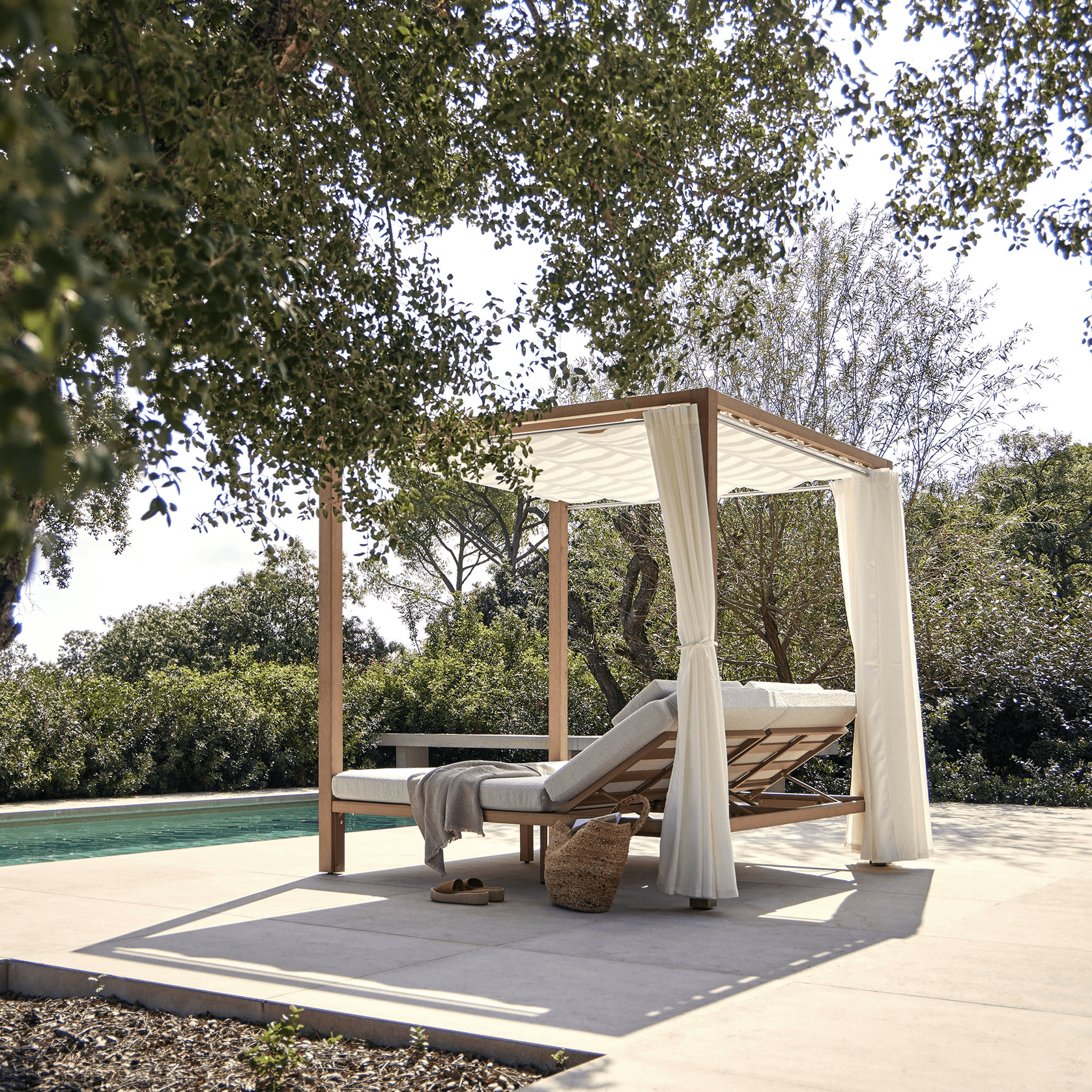 Kahn Covered Sunbed by Point gallery detail image