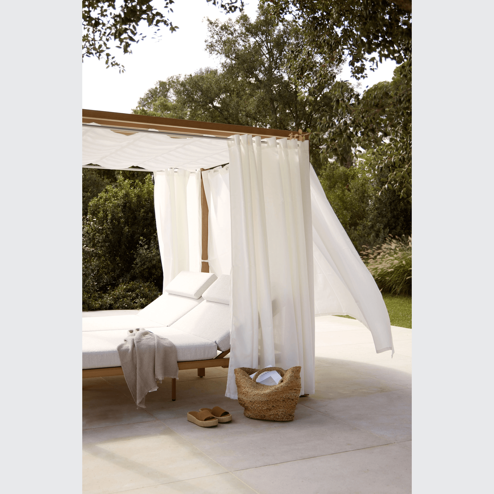 Kahn Covered Sunbed by Point gallery detail image