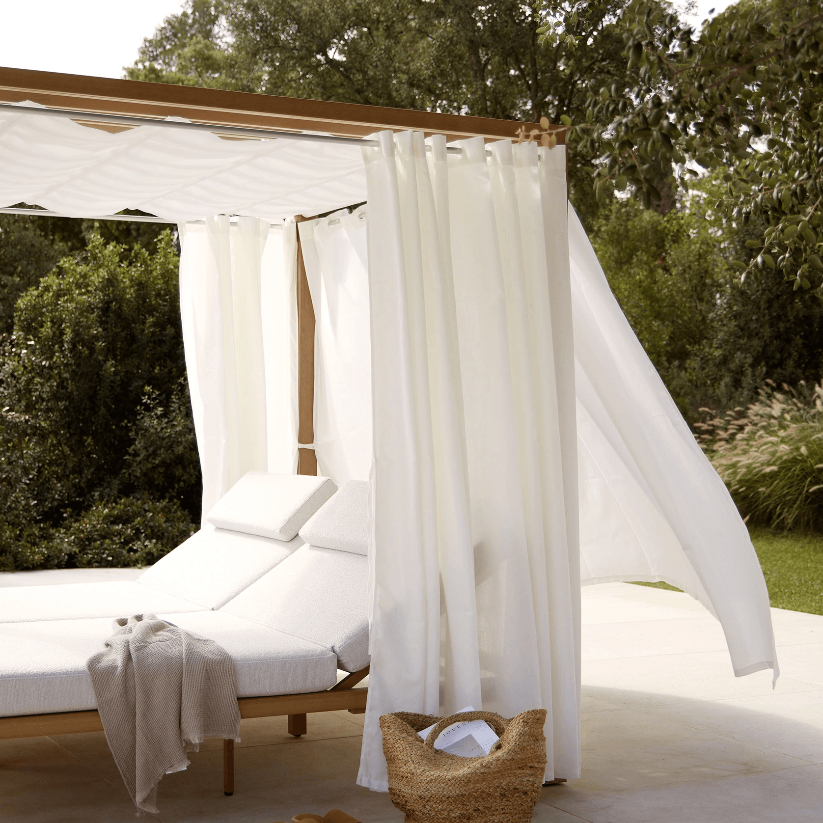 Kahn Covered Sunbed by Point gallery detail image