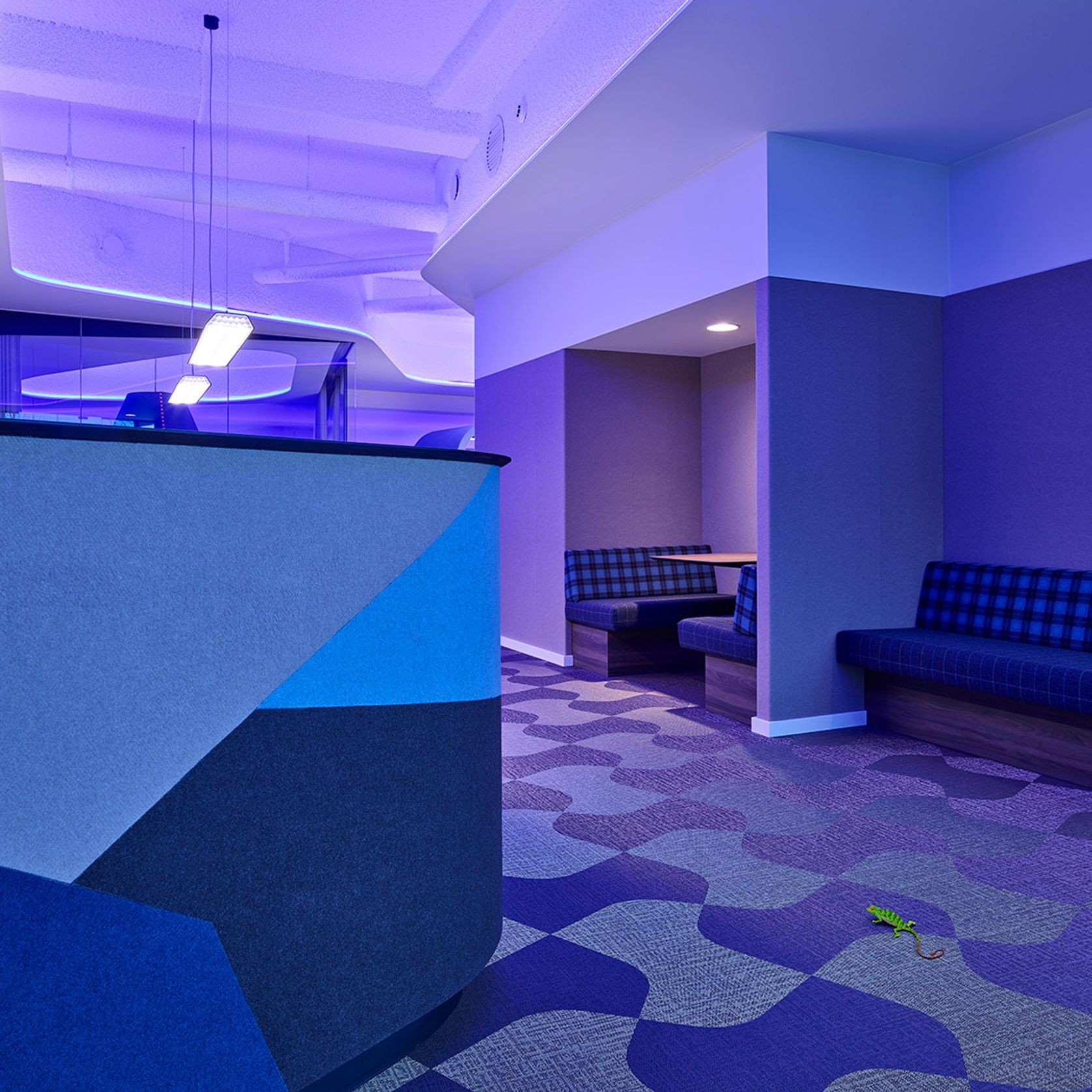 Versatile shaped woven eco-vinyl tiles by ntgrate® gallery detail image