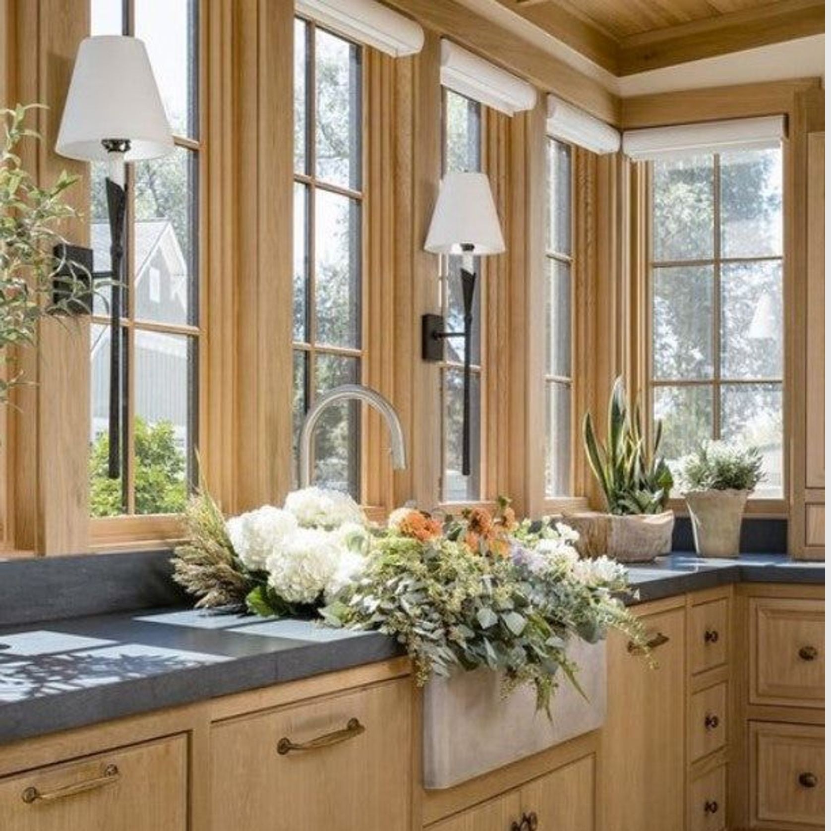 Visual Comfort Chapman & Myers Aiden Large Tail Sconce gallery detail image