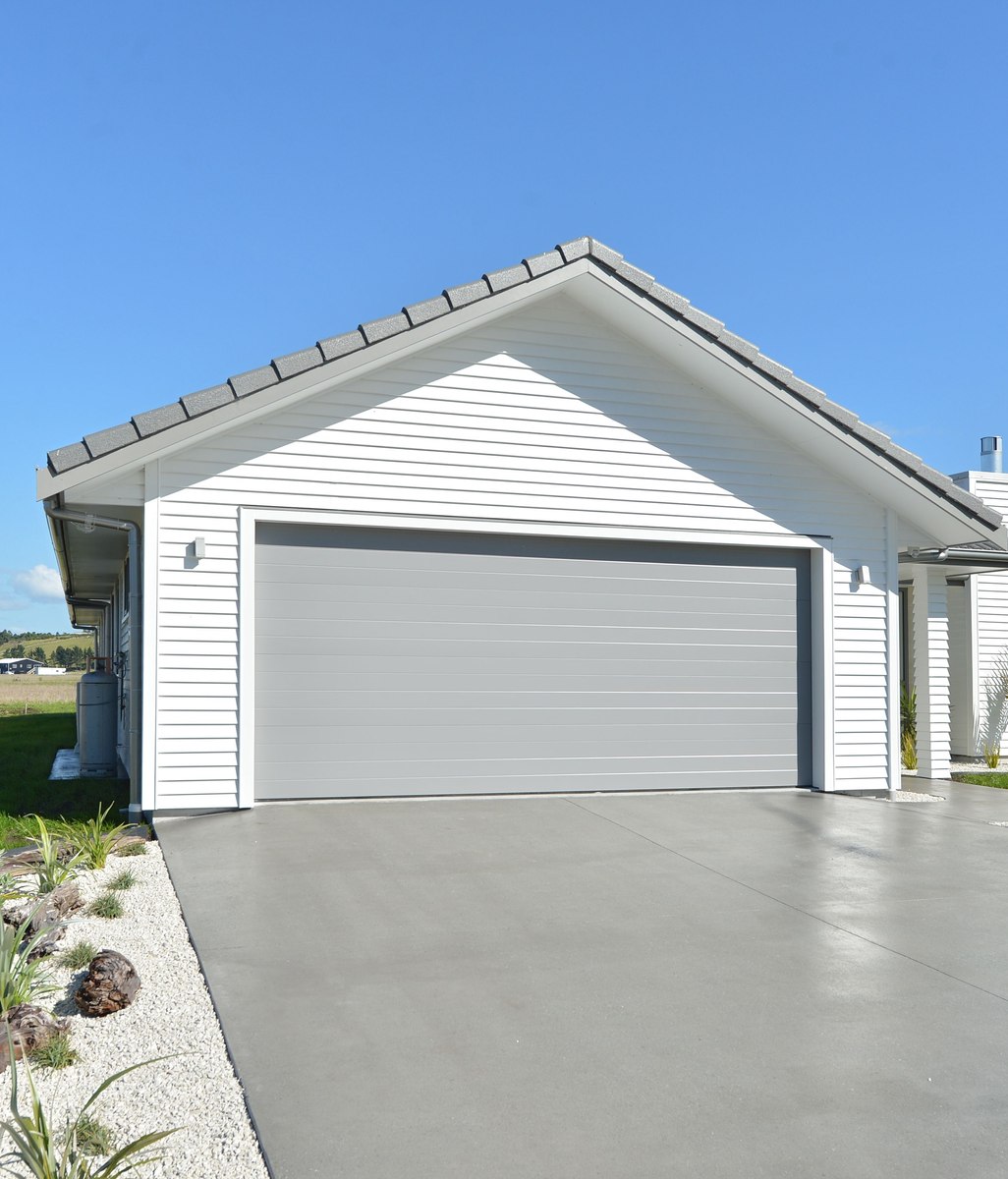 How to choose the right garage door: A complete guide for homeowners