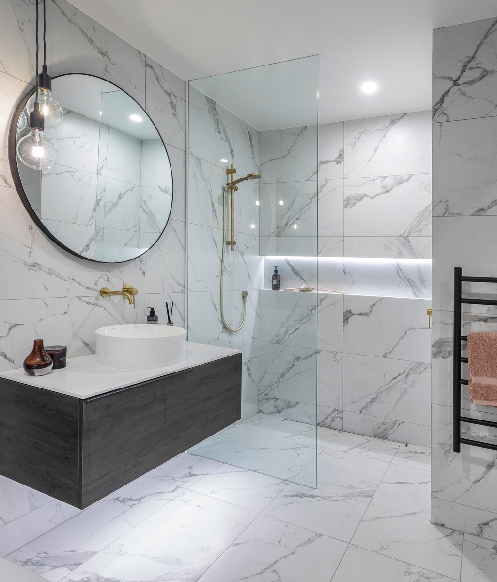 Bring style and flair into your bathroom with the latest creative glass trends
