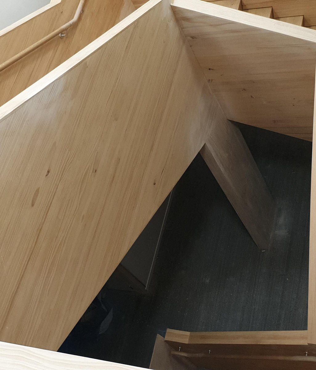 Bespoke staircase: a glu-lam solution for an IL4 building