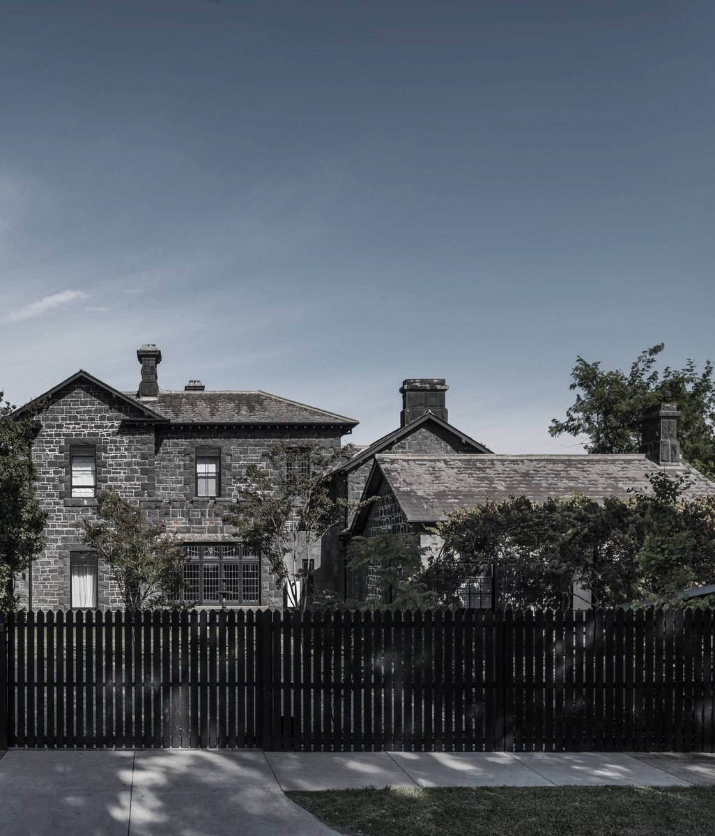 A site-responsive design language produces a perfectly contemporised heritage home