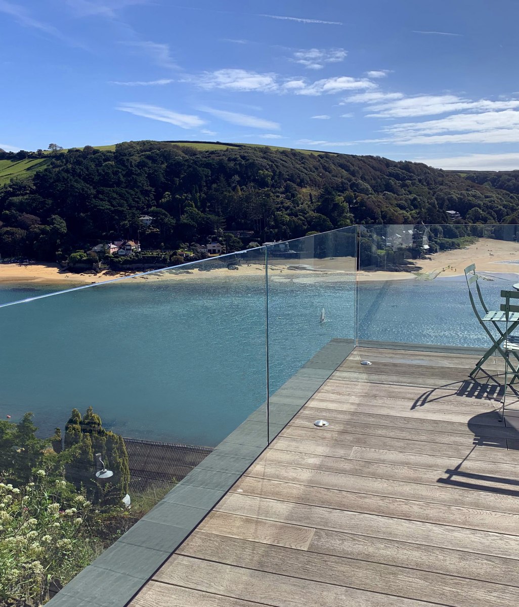 Introducing Edgetec® PosiGlaze: A Revolutionary Frameless 
Glass Balustrade and Pool Fencing System