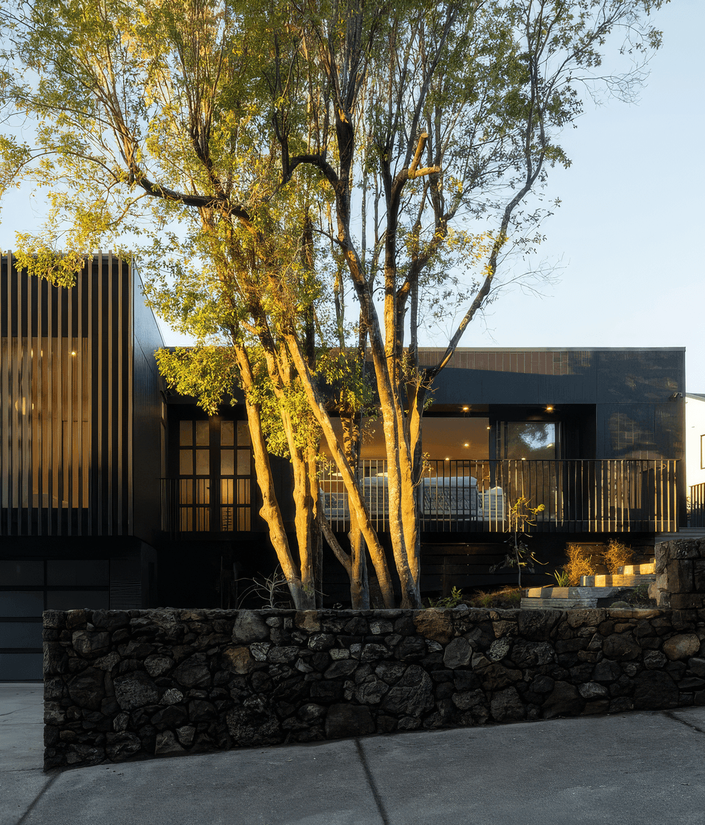 Refined Living in Epsom: Balustrading as a Defining Architectural Feature