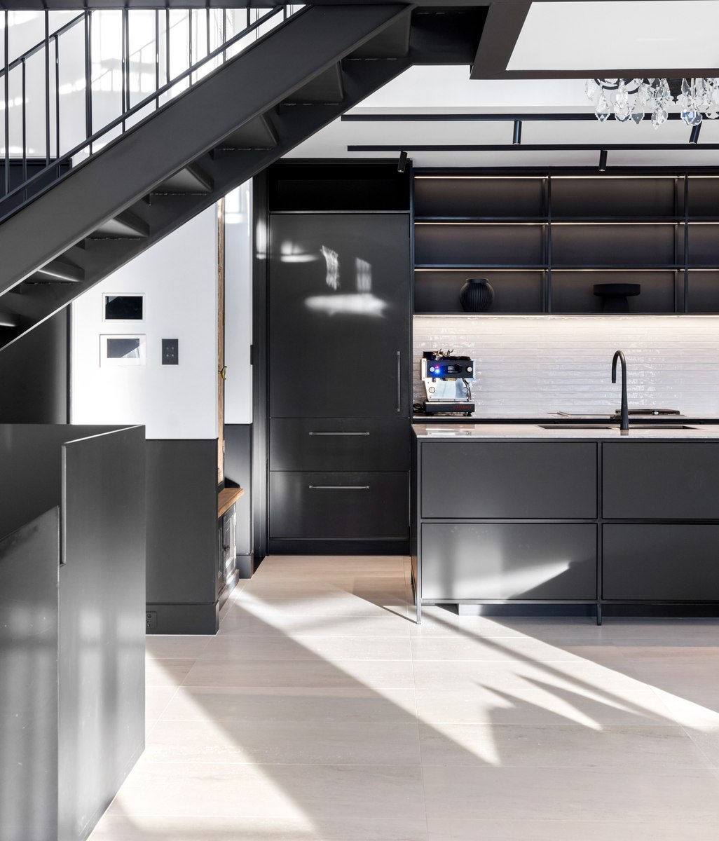Intersecting rhythm, light & steel: the dramatic renovation of a Sydney residence