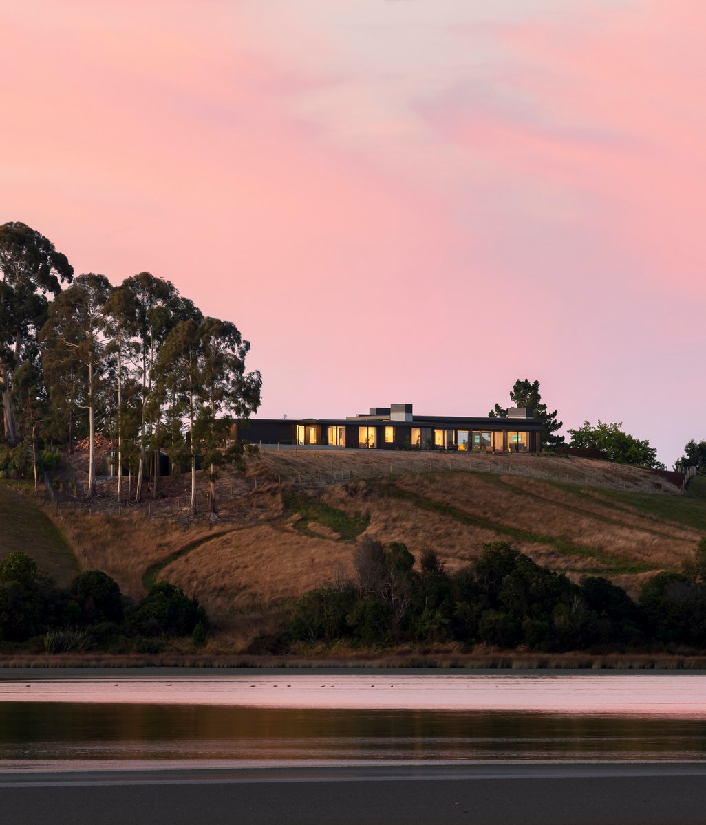 The Tasman talisman: a stunning pavilion home between bay and mountains