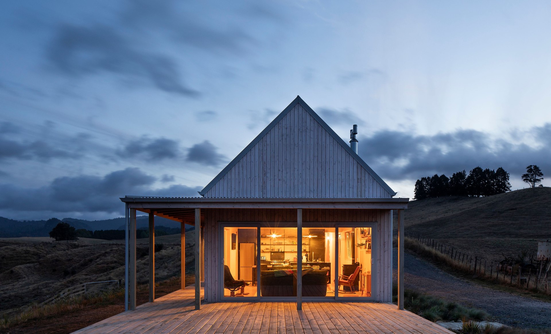 Karangahake House: A Silver Barn on the Edge of the Forest