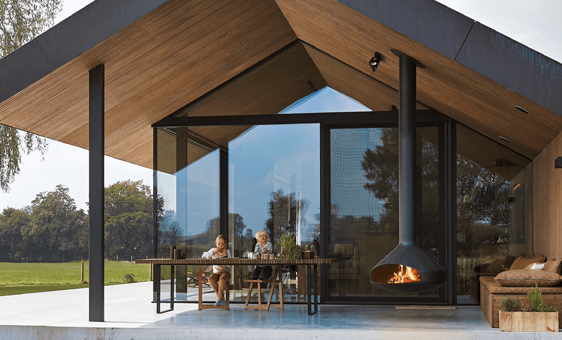 Ergofocus Suspended Outdoor Fireplace